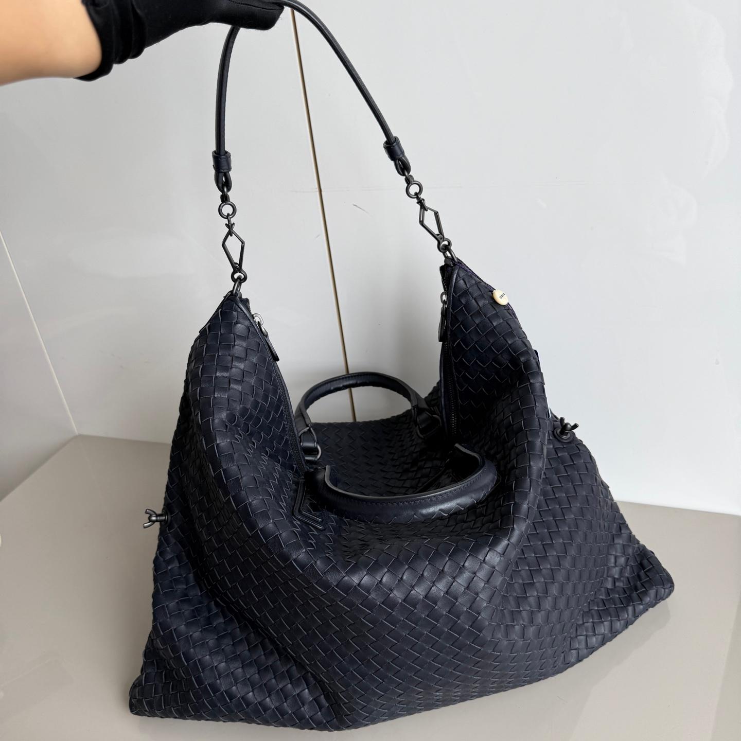 Black Bottega Veneta Maxi Convertible Tote Bag Dark Navy Leather 50cm For Sale