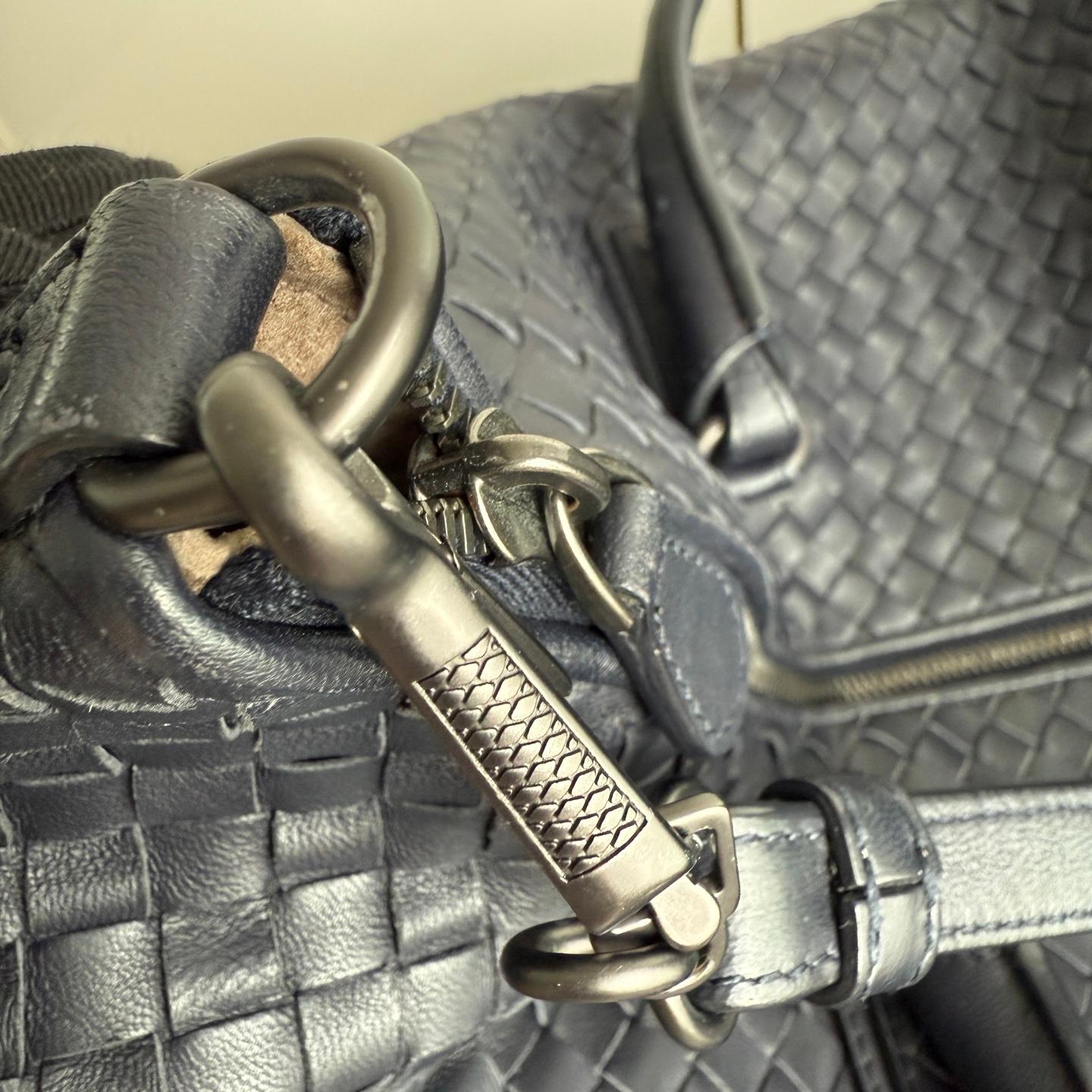 Bottega Veneta Maxi Convertible Tote Bag Dark Navy Leather 50cm In Excellent Condition For Sale In AUBERVILLIERS, FR