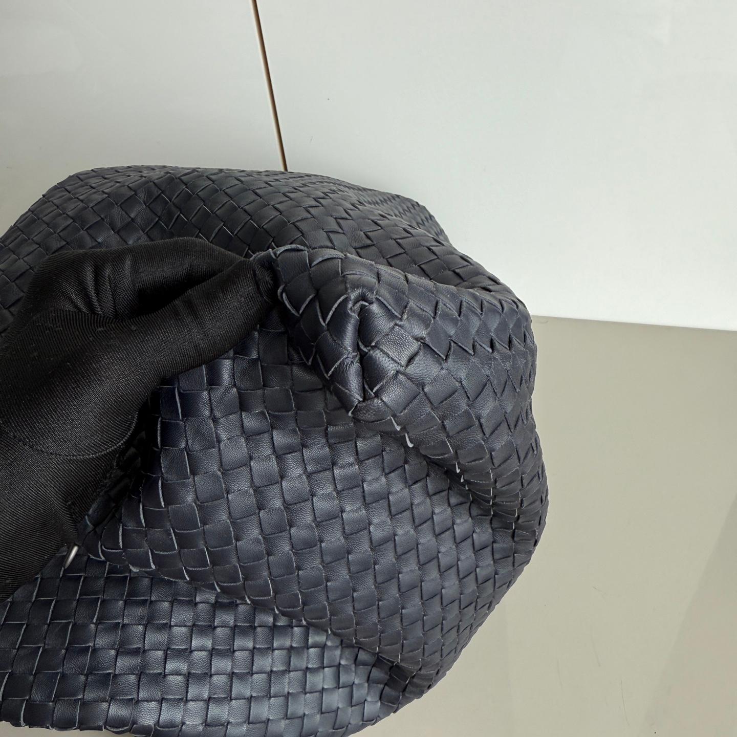 Women's Bottega Veneta Maxi Convertible Tote Bag Dark Navy Leather 50cm For Sale