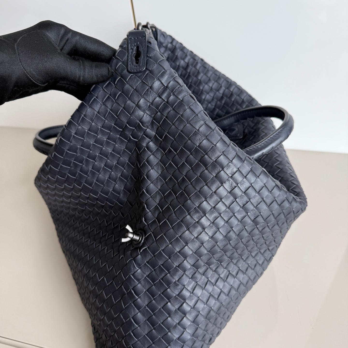 Bottega Veneta Maxi Convertible Tote Bag Dark Navy Leather 50cm For Sale 1