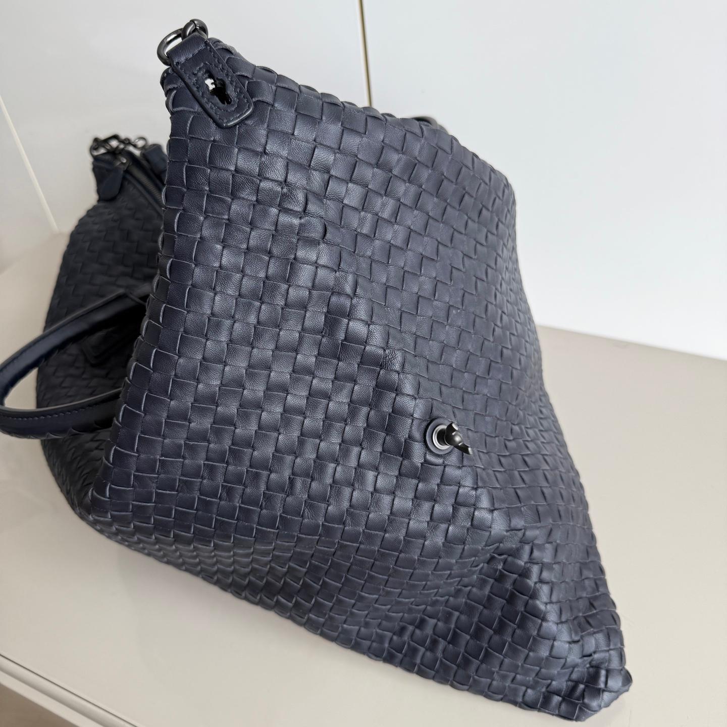Bottega Veneta Maxi Convertible Tote Bag Dark Navy Leather 50cm For Sale 2