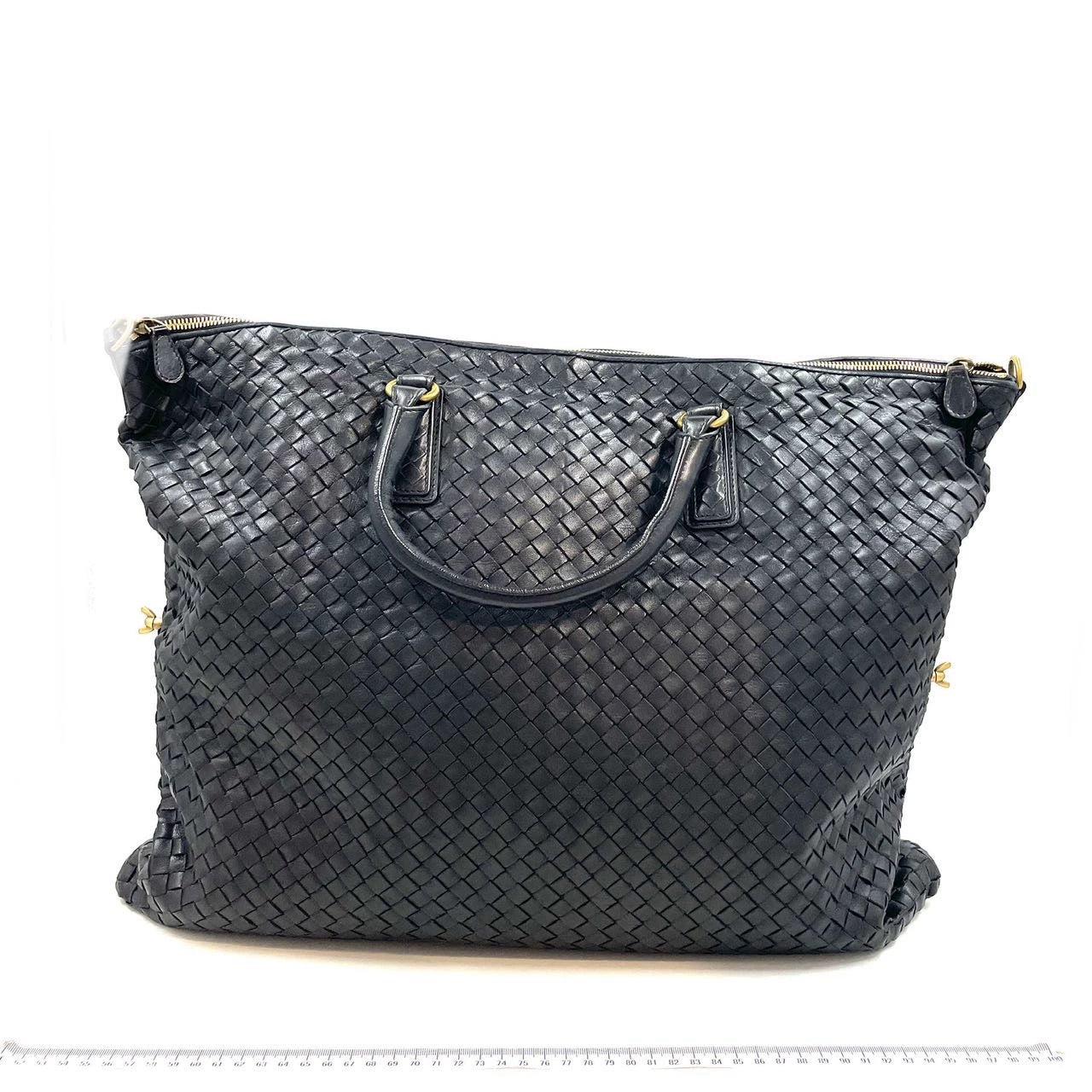 Bottega Veneta Maxi Bolso Tote Convertible Hobo Cuero Negro Bidireccional 50cm
Estas son fotos profesionales de la bolsa real.
  Este Bolso Tote Convertible Bottega Veneta es una pieza de lujo excepcional, fabricada en la emblemática piel de cordero