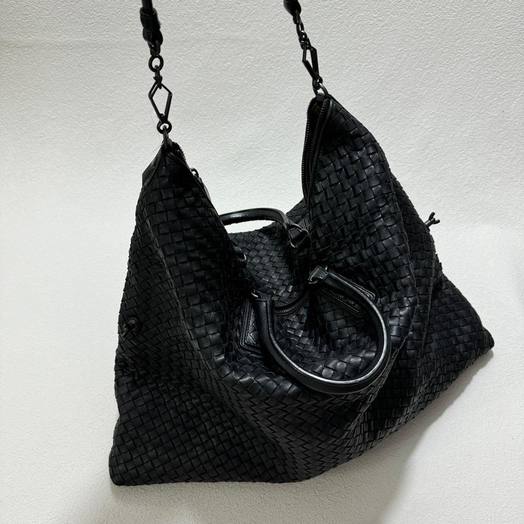 Bottega Veneta Maxi Convertible Tote Bag Hobo Black Leather Two-way Carry 50cm
These are professional photos of the actual bag.
  This Bottega Veneta Convertible Tote Bag is an exceptional piece of luxury, crafted from iconic lambskin leather with