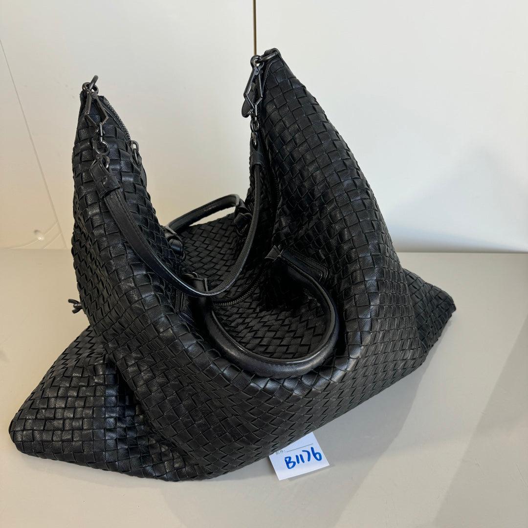 Bottega Veneta Maxi Convertible Tote Bag Hobo Black Leather Two-way Carry 50cm
These are professional photos of the actual bag offered by Luxbags.
This Bottega Veneta Convertible Tote Bag is an exceptional piece of luxury, crafted from iconic