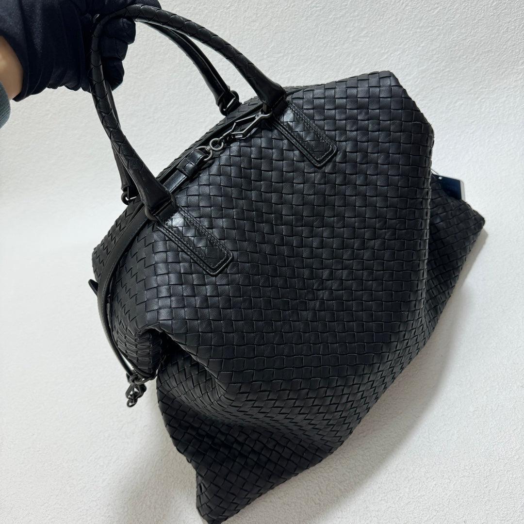 Bottega Veneta Maxi Convertible Tote Bag Hobo Black Leather Two-way Carry 50cm
  These are professional photos of the actual bag.
  This Bottega Veneta Convertible Tote Bag is an exceptional piece of luxury, crafted from iconic lambskin leather with