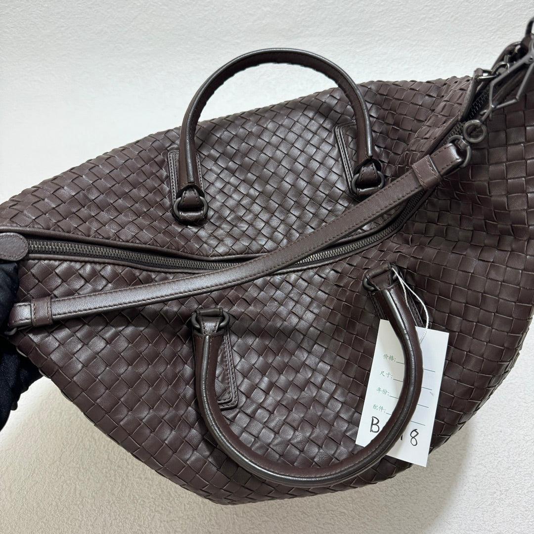Bottega Veneta Maxi Convertible Tote Bag Hobo Milk Chocolate Brown Leather Two-way Carry 50cm

This Bottega Veneta Convertible Tote Bag is an exceptional piece of luxury, crafted from iconic lambskin leather with the instantly recognizable