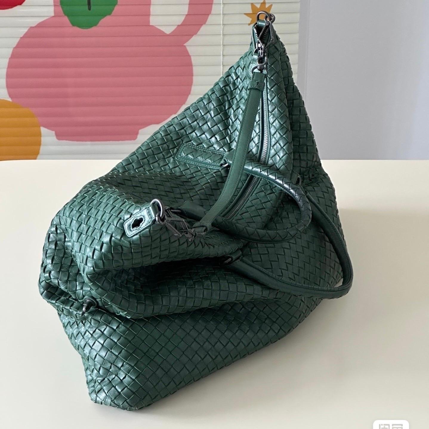 Bottega Veneta Maxi Bolso Tote Convertible Hobo Piel Verde Oscuro Bidireccional 5 Negro en venta