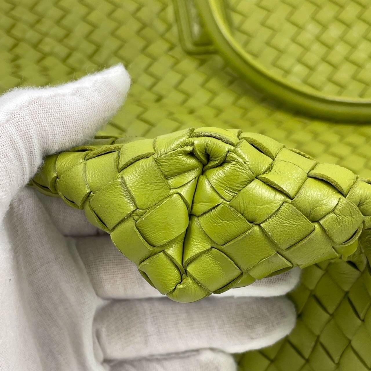 Bottega Veneta Maxi Convertible Fourre-tout Hobo en cuir vert à deux voies 52 cm en vente 8