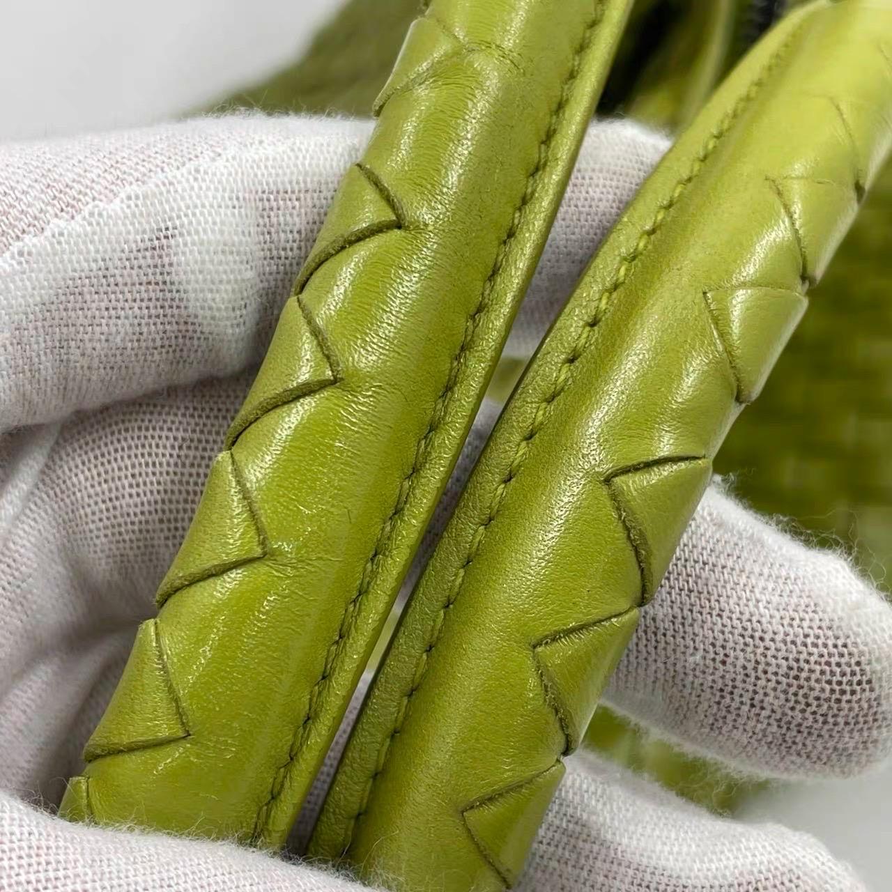 Bottega Veneta Maxi Convertible Fourre-tout Hobo en cuir vert à deux voies 52 cm en vente 10