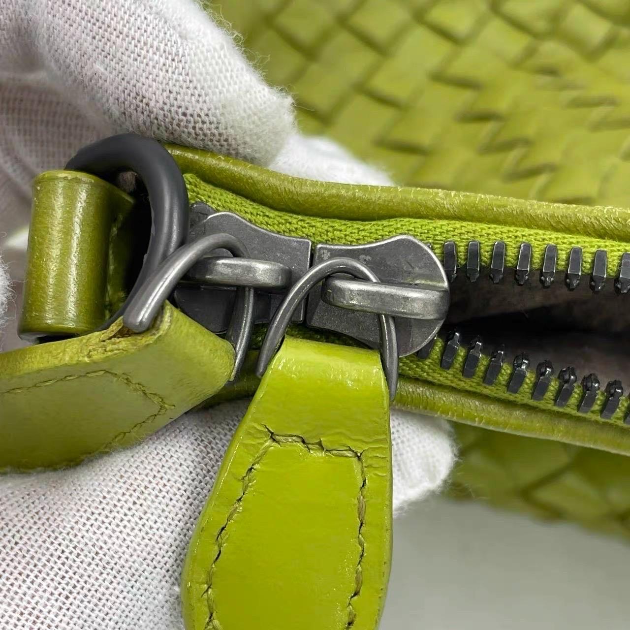 Bottega Veneta Maxi Convertible Fourre-tout Hobo en cuir vert à deux voies 52 cm en vente 13