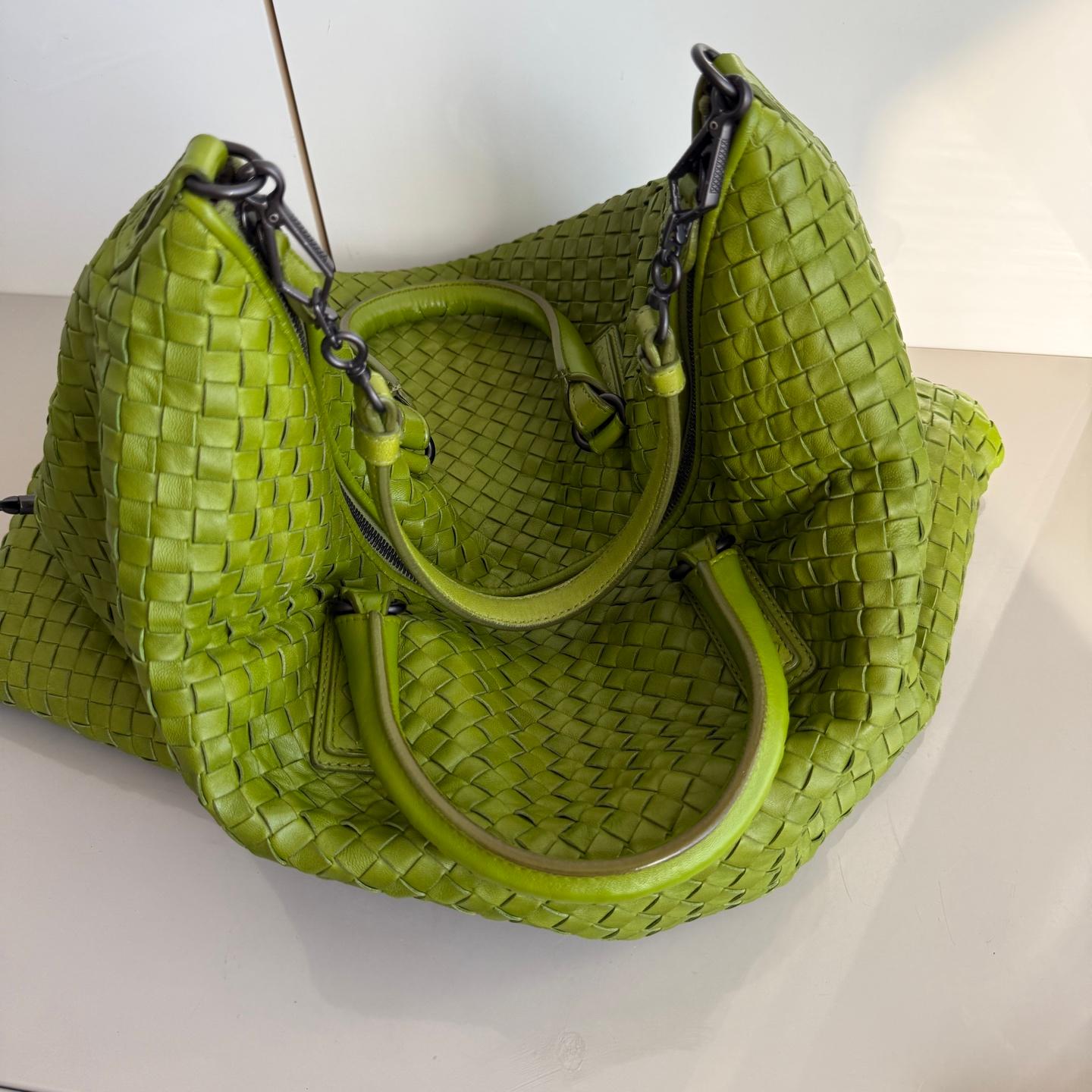 This Bottega Veneta Convertible Tote Bag is an exceptional piece of luxury, crafted from iconic lambskin leather with the instantly recognizable Intrecciato weave. This bag is roomy enough for all your essentials. Carry it by hand, on the shoulder
