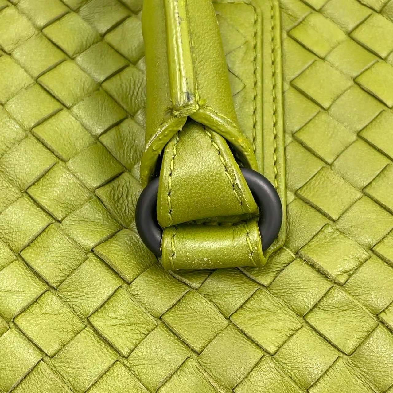 Bottega Veneta Maxi Convertible Fourre-tout Hobo en cuir vert à deux voies 52 cm en vente 15