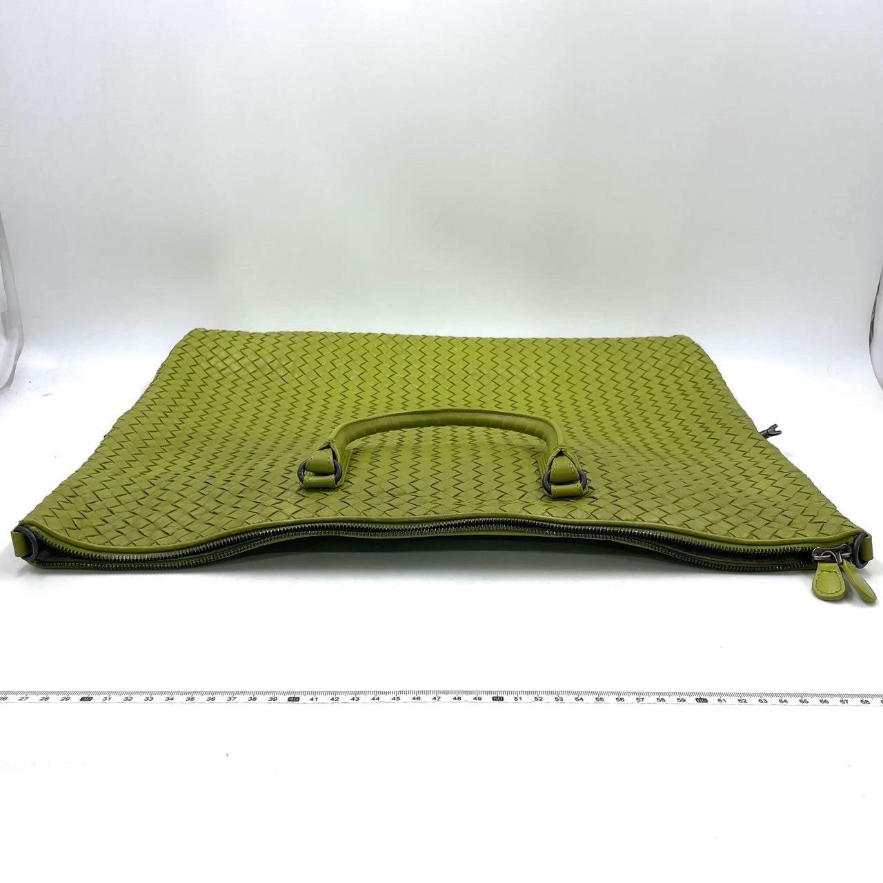 Marron Bottega Veneta Maxi Convertible Fourre-tout Hobo en cuir vert à deux voies 52 cm en vente
