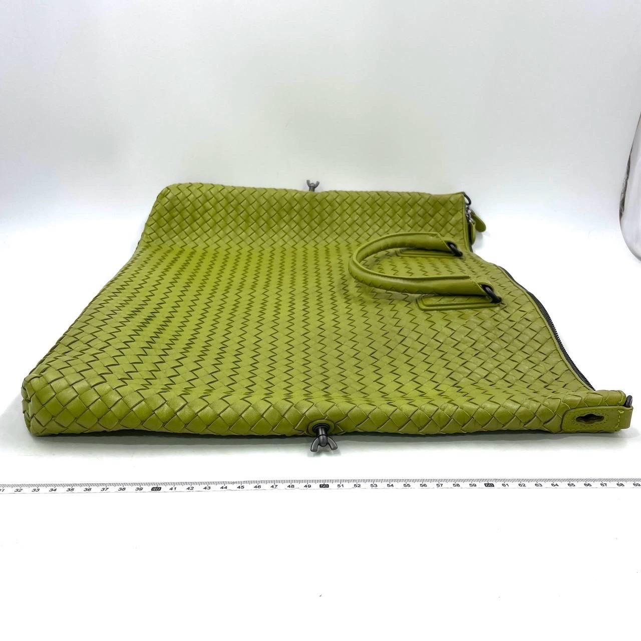 Bottega Veneta Maxi Convertible Fourre-tout Hobo en cuir vert à deux voies 52 cm Excellent état - En vente à AUBERVILLIERS, FR