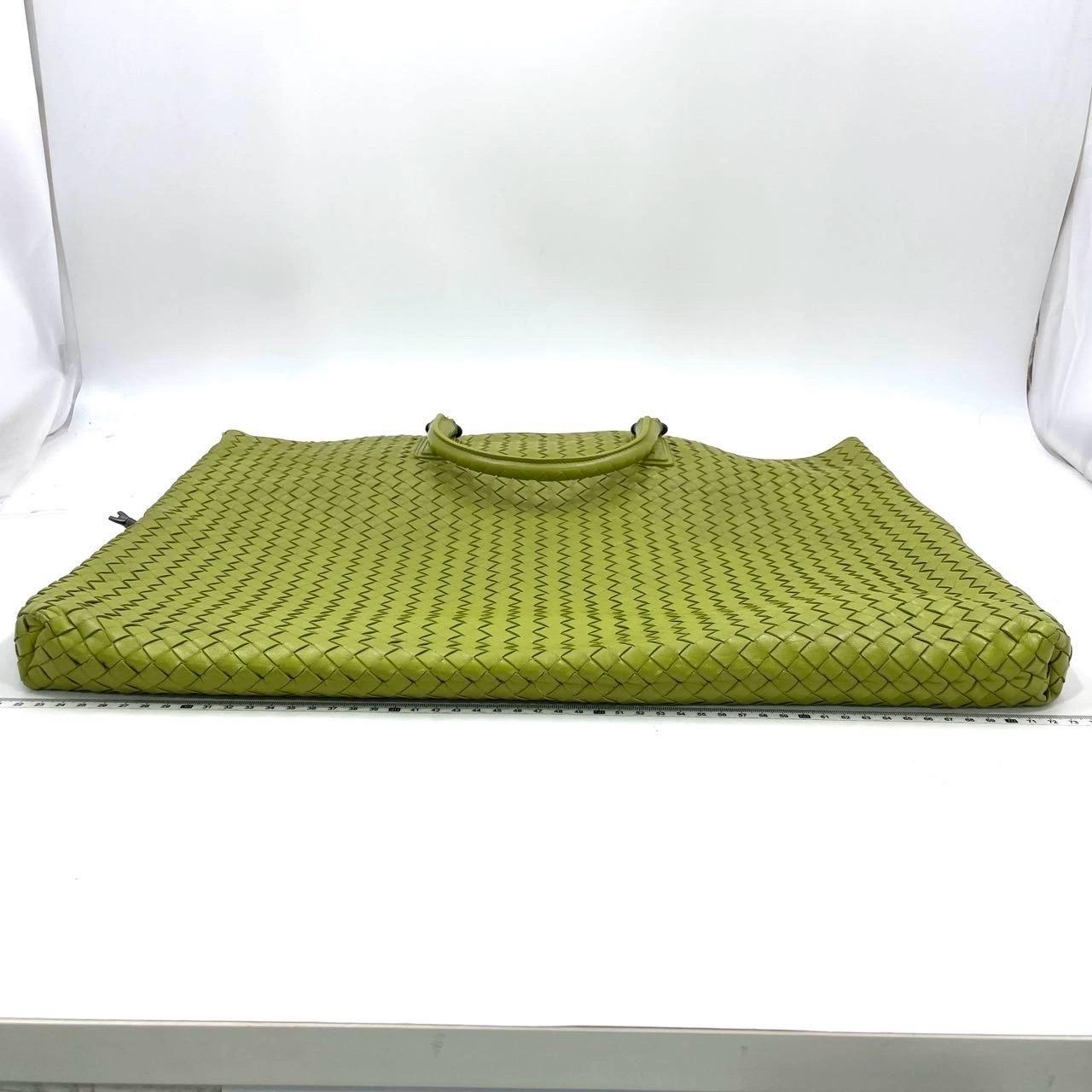 Bottega Veneta Maxi Convertible Fourre-tout Hobo en cuir vert à deux voies 52 cm Pour femmes en vente