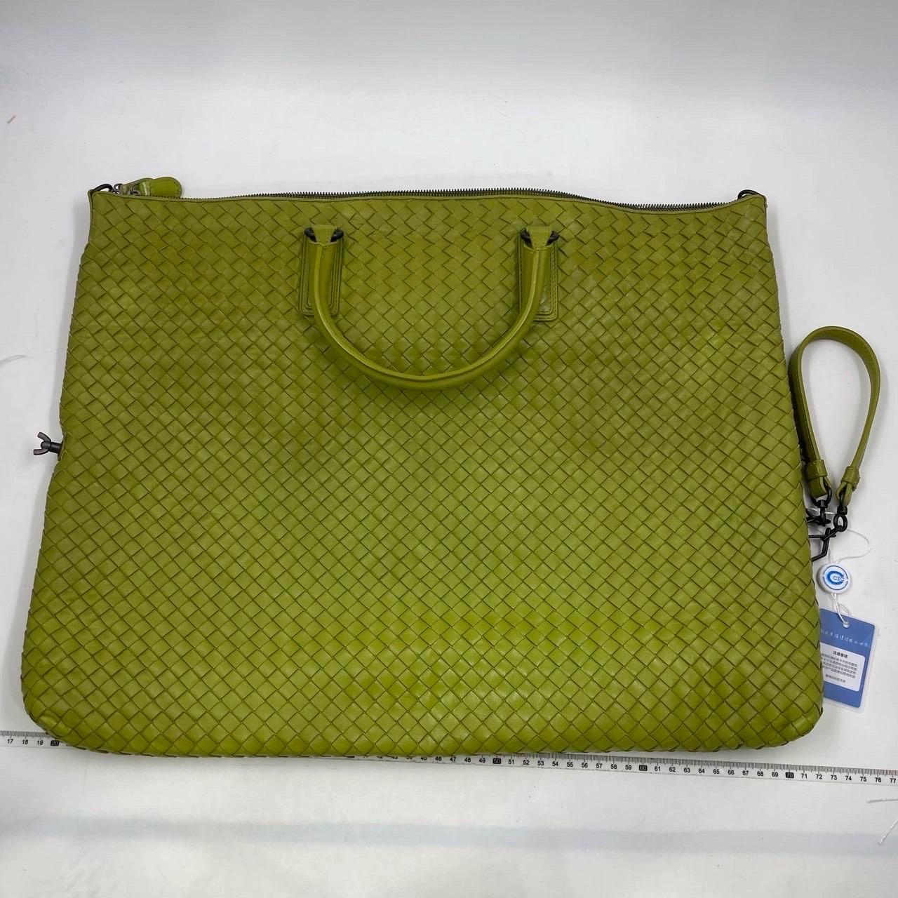 Bottega Veneta Maxi Convertible Fourre-tout Hobo en cuir vert à deux voies 52 cm en vente 2