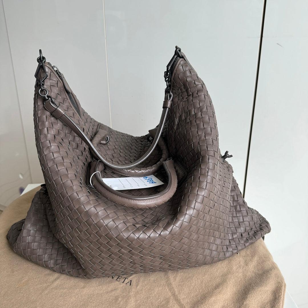 Bottega Veneta Maxi Convertible Tote Bag Hobo Grey Leather Two-way Carry 50cm
These are professional photos of the actual bag.
  This Bottega Veneta Convertible Tote Bag is an exceptional piece of luxury, crafted from iconic lambskin leather with