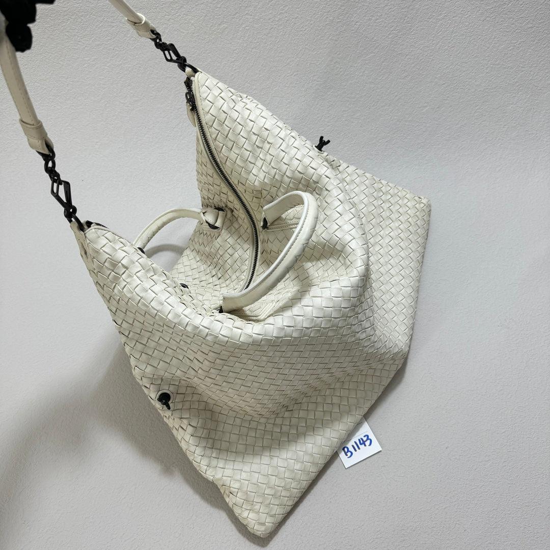 Bottega Veneta Maxi Convertible Tote Bag White Leather Two-way Carry 50cm
These are professional photos of the actual bag.
  This Bottega Veneta Convertible Tote Bag is an exceptional piece of luxury, crafted from iconic lambskin leather with the