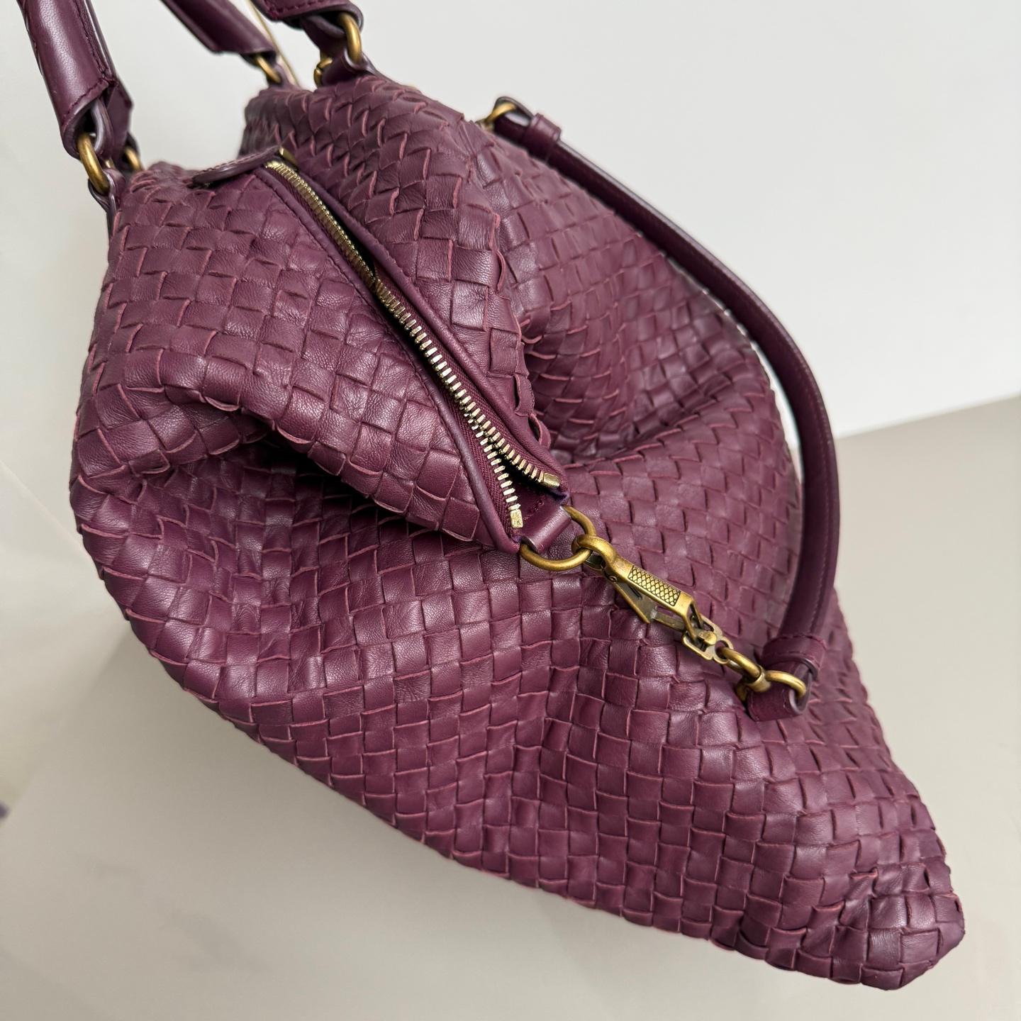 Bottega Veneta Maxi Convertible Tote Bag Wine Burgundy Leather Gold Hardware 50c In Excellent Condition For Sale In AUBERVILLIERS, FR