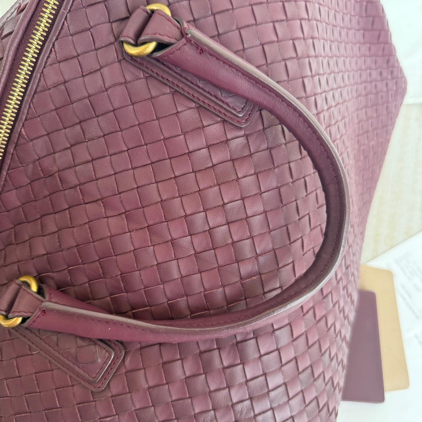 Bottega Veneta Maxi Bolso Tote Convertible Vino Borgoña Piel Oro HW 50cm en venta 5