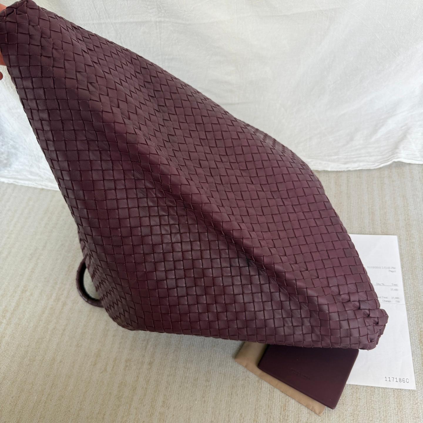 Bottega Veneta Maxi Bolso Tote Convertible Vino Borgoña Piel Oro HW 50cm en venta 6