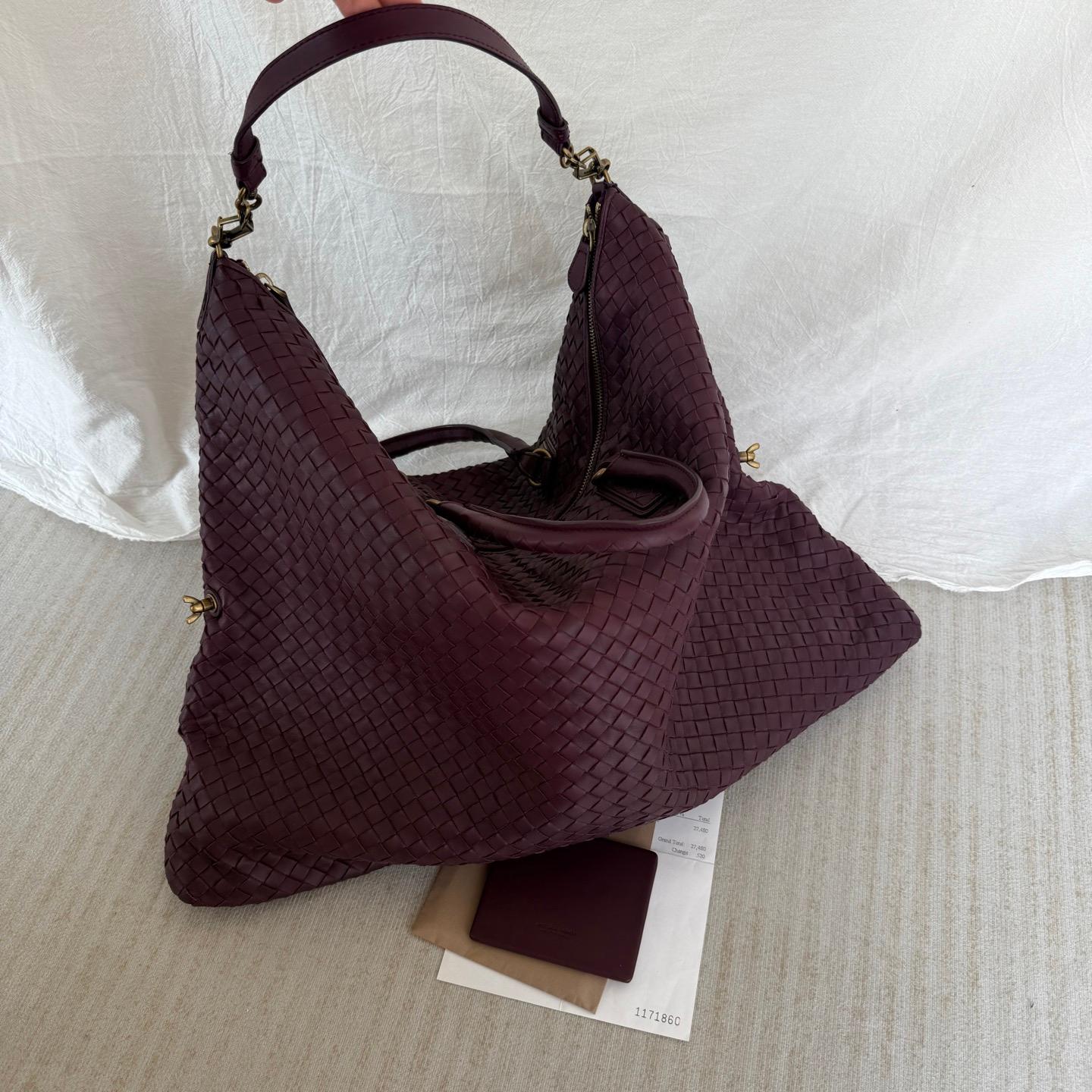 Bottega Veneta Bolso Tote Maxi Convertible Piel Vino Borgoña Herrajes Dorados 50cm
Estas son fotos profesionales de la bolsa real ofrecida por Luxbags.
Este Bolso Tote Convertible Bottega Veneta es una pieza de lujo excepcional, fabricada en la