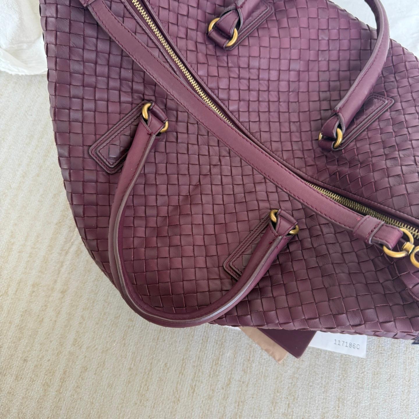 Bottega Veneta Maxi Bolso Tote Convertible Vino Borgoña Piel Oro HW 50cm Negro en venta
