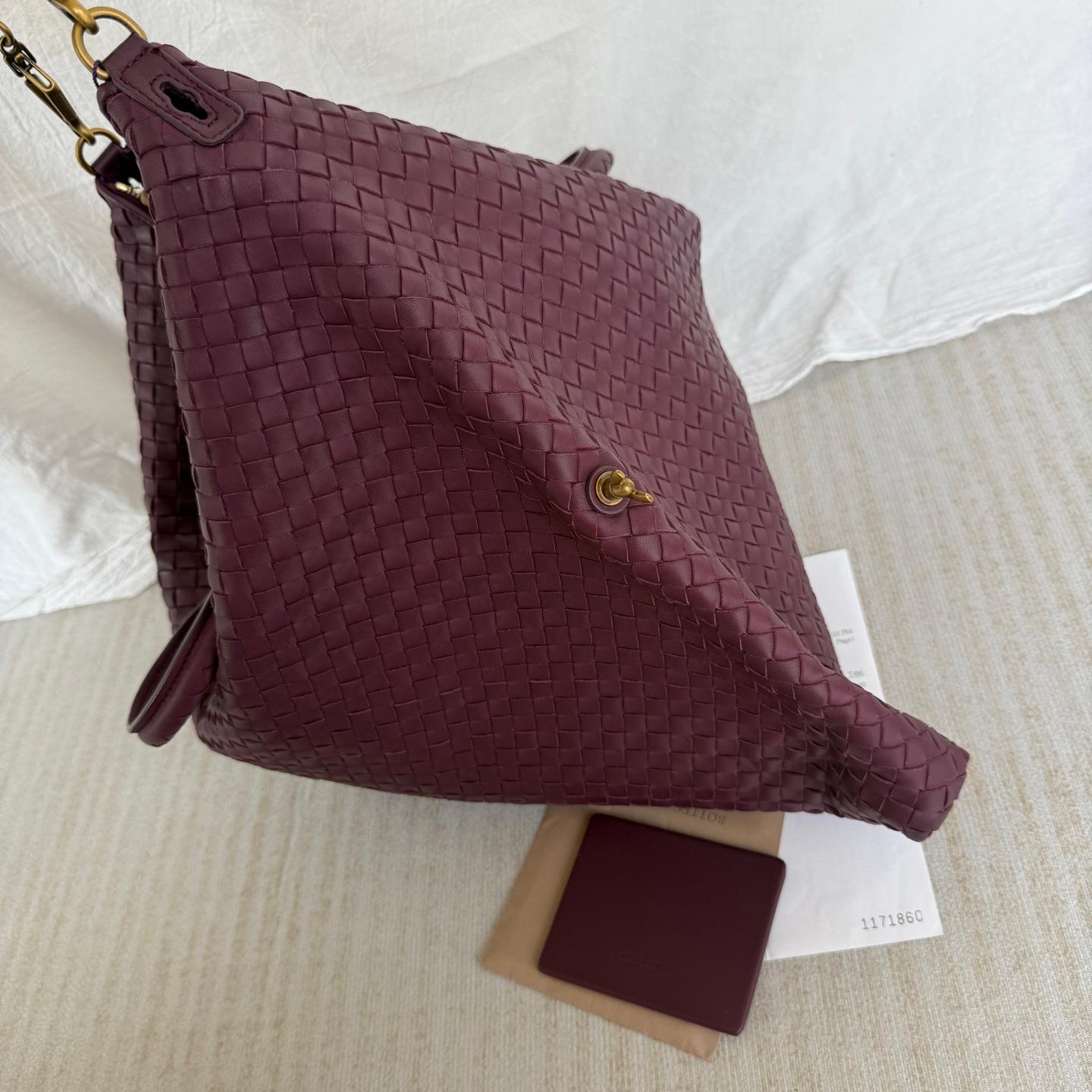 Bottega Veneta Maxi Bolso Tote Convertible Vino Borgoña Piel Oro HW 50cm en Nuevo estado para la venta en AUBERVILLIERS, FR