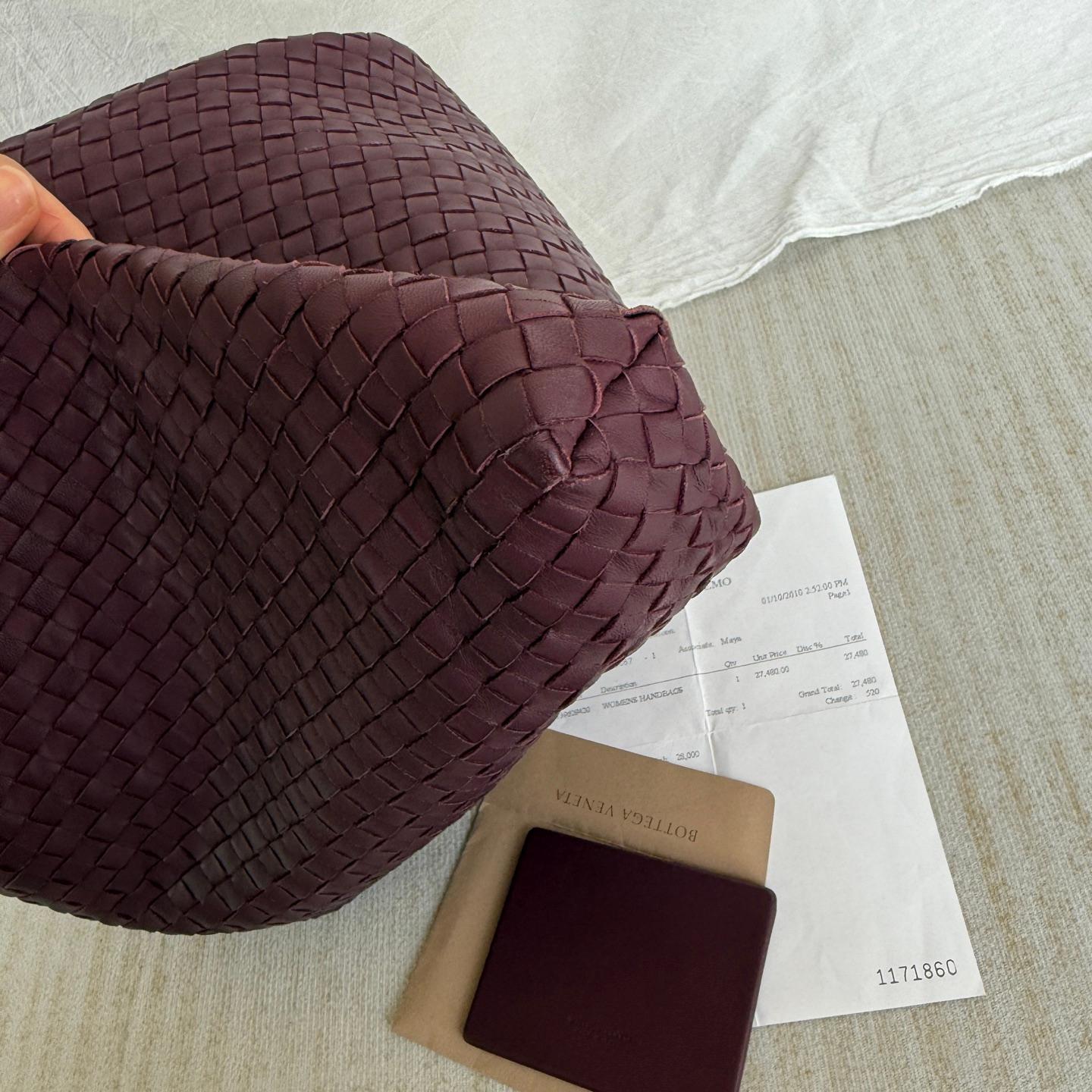 De las mujeres Bottega Veneta Maxi Bolso Tote Convertible Vino Borgoña Piel Oro HW 50cm en venta