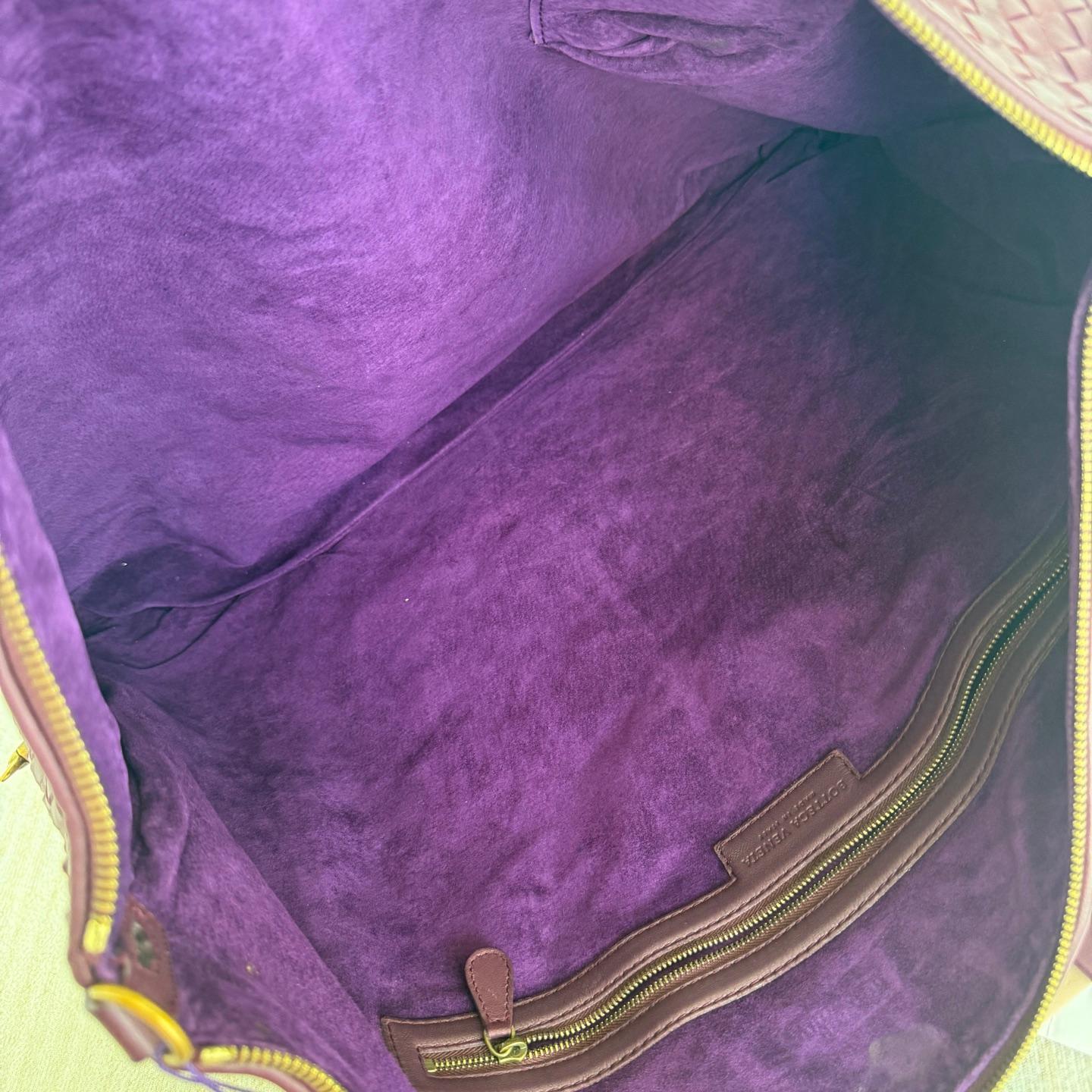 Bottega Veneta Maxi Bolso Tote Convertible Vino Borgoña Piel Oro HW 50cm en venta 1