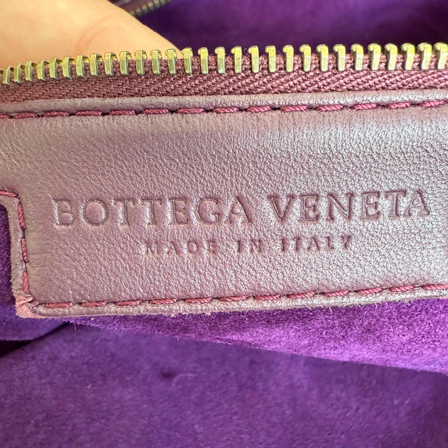Bottega Veneta Maxi Bolso Tote Convertible Vino Borgoña Piel Oro HW 50cm en venta 2