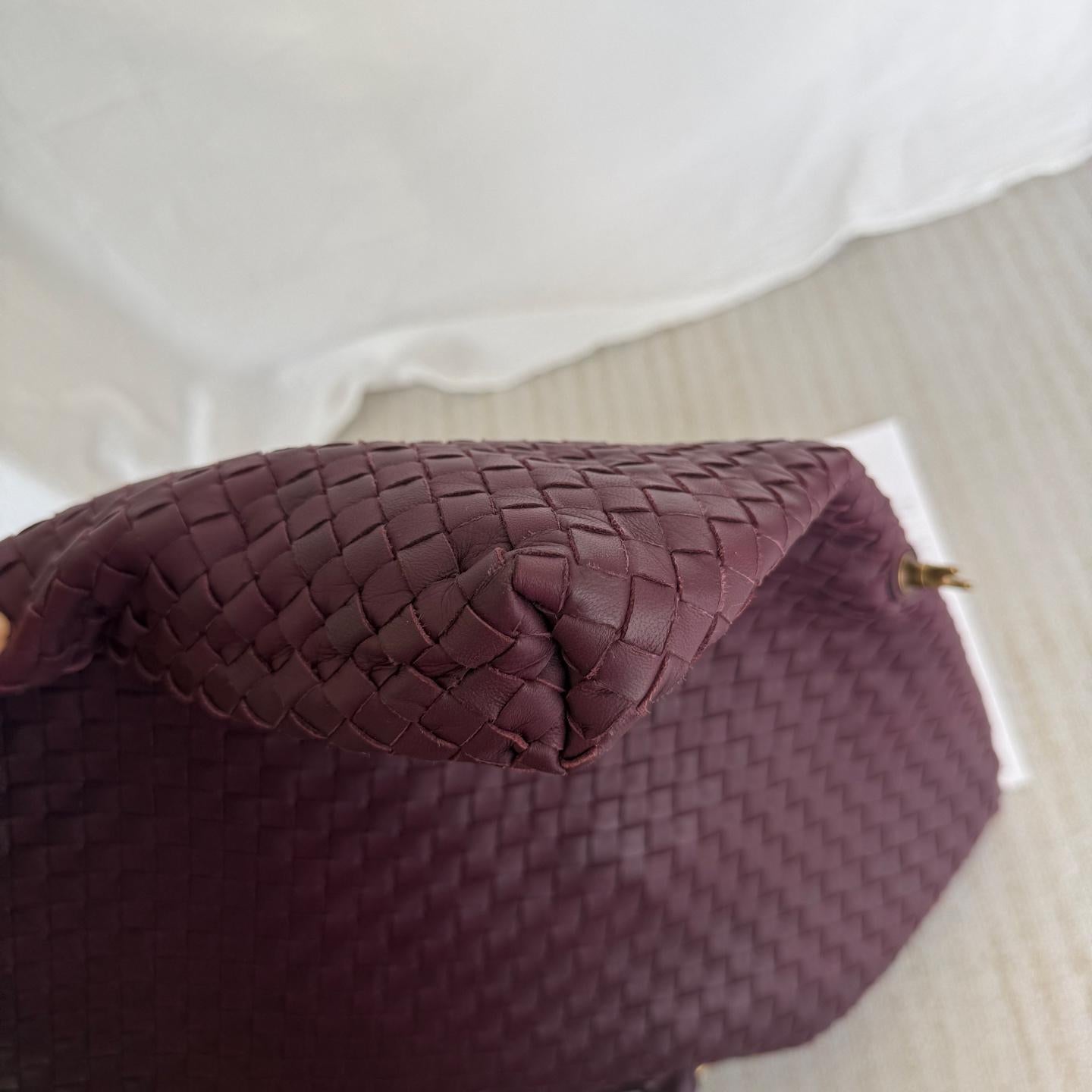 Bottega Veneta Maxi Bolso Tote Convertible Vino Borgoña Piel Oro HW 50cm en venta 3
