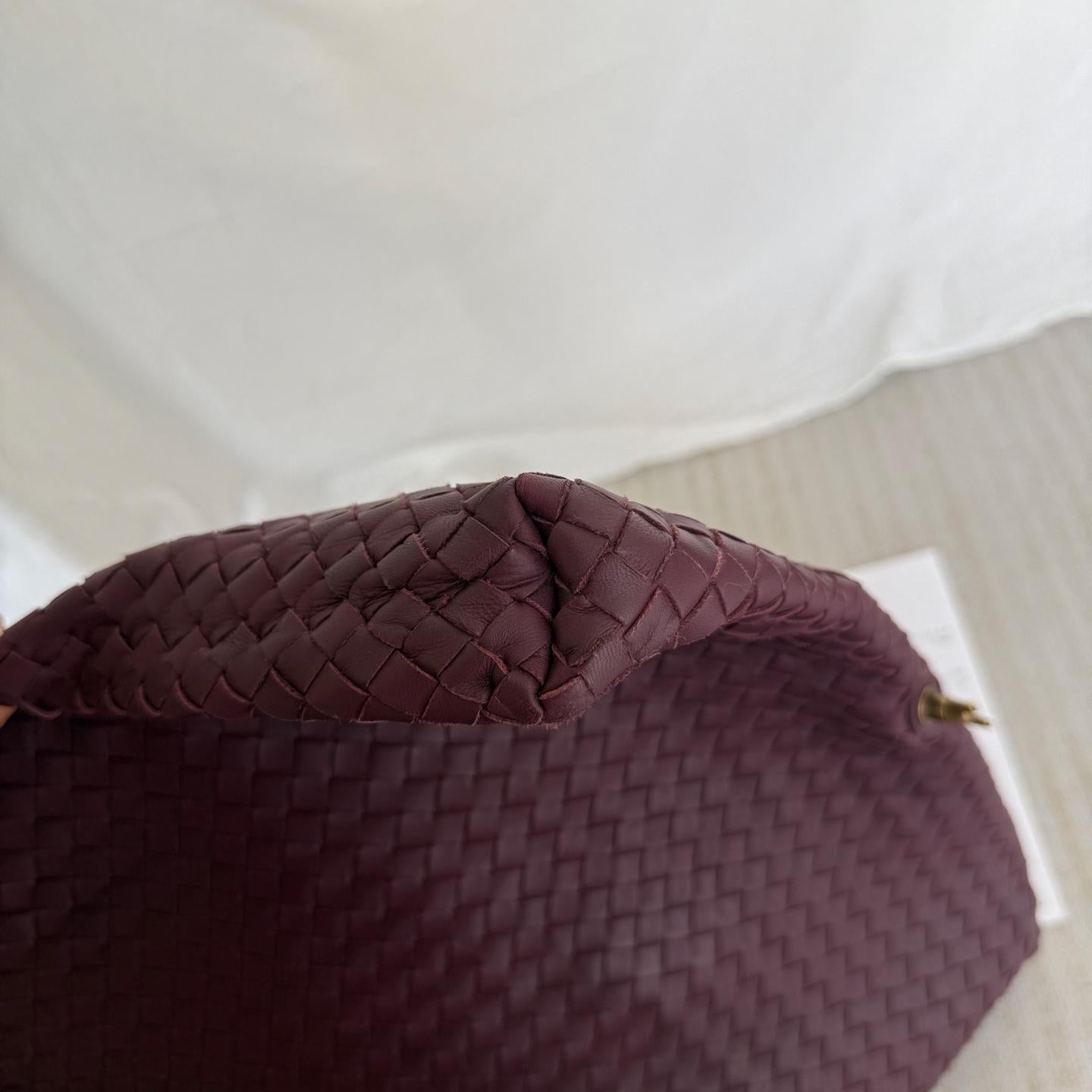Bottega Veneta Maxi Bolso Tote Convertible Vino Borgoña Piel Oro HW 50cm en venta 4