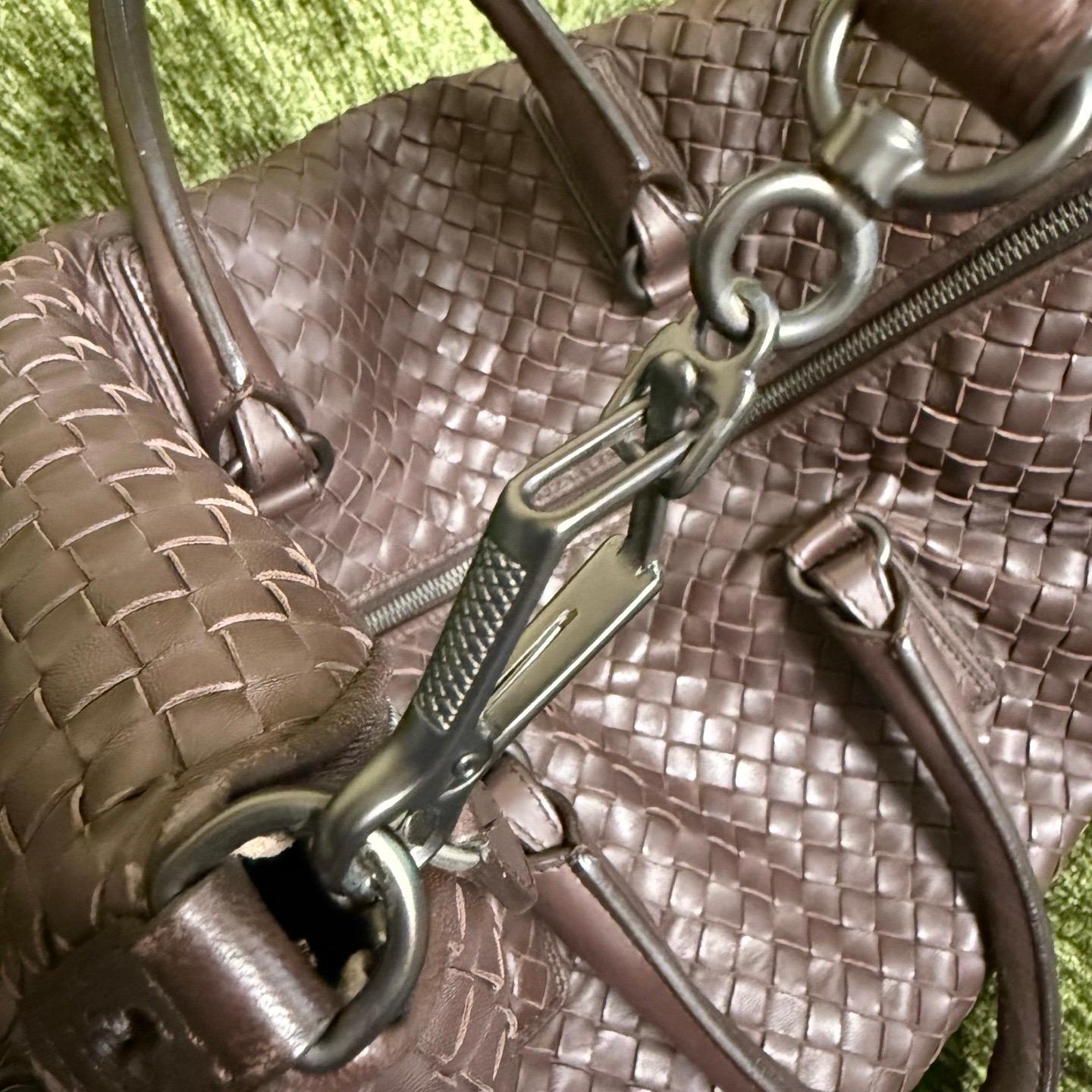 Bottega Veneta Maxi Convertible Tote in pelle marrone cioccolato scuro 50cm in vendita 10