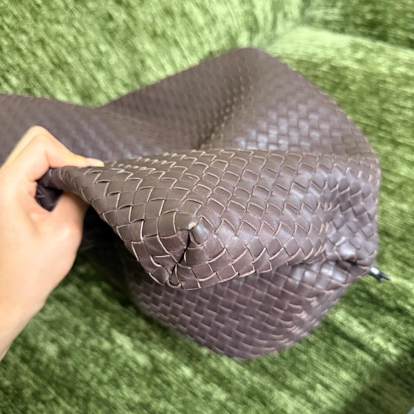 Bottega Veneta Maxi Convertible Tote in pelle marrone cioccolato scuro 50cm in vendita 11