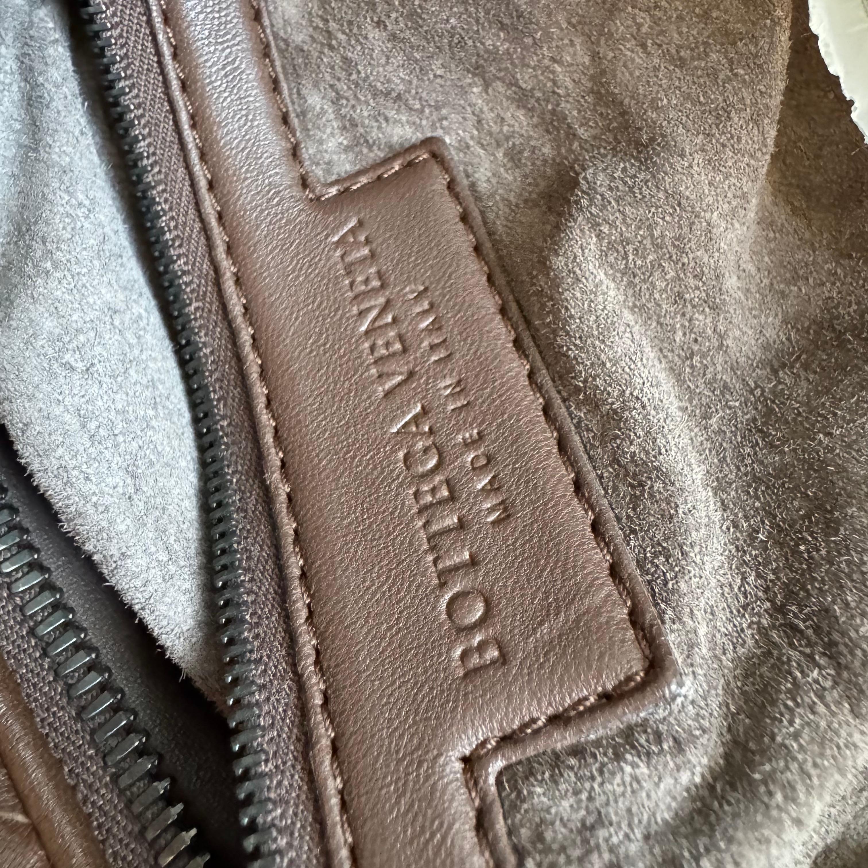 Bottega Veneta Maxi Convertible Tote Dark Chocolate Brown Leather 50cm en vente 12