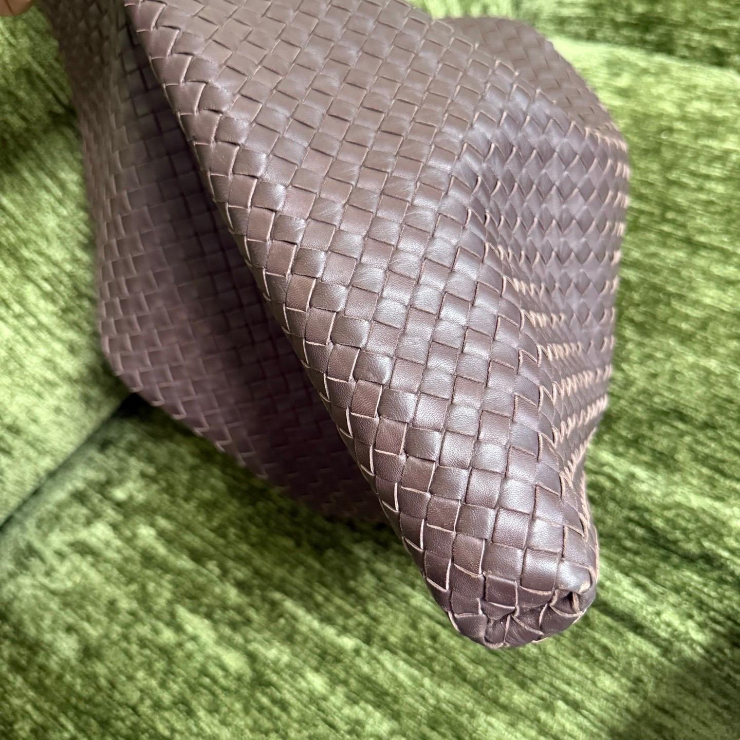 Bottega Veneta Maxi Convertible Tote in pelle marrone cioccolato scuro 50cm in vendita 12