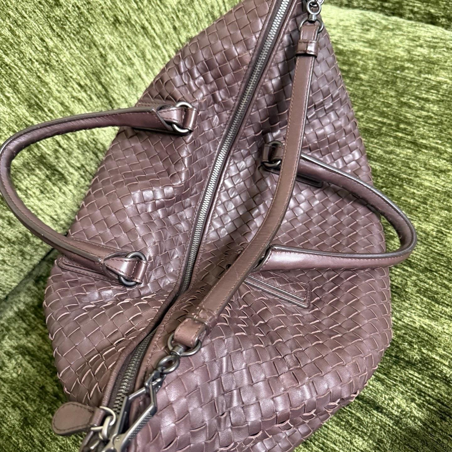 Bottega Veneta Maxi Convertible Tote in pelle marrone cioccolato scuro 50cm in vendita 13
