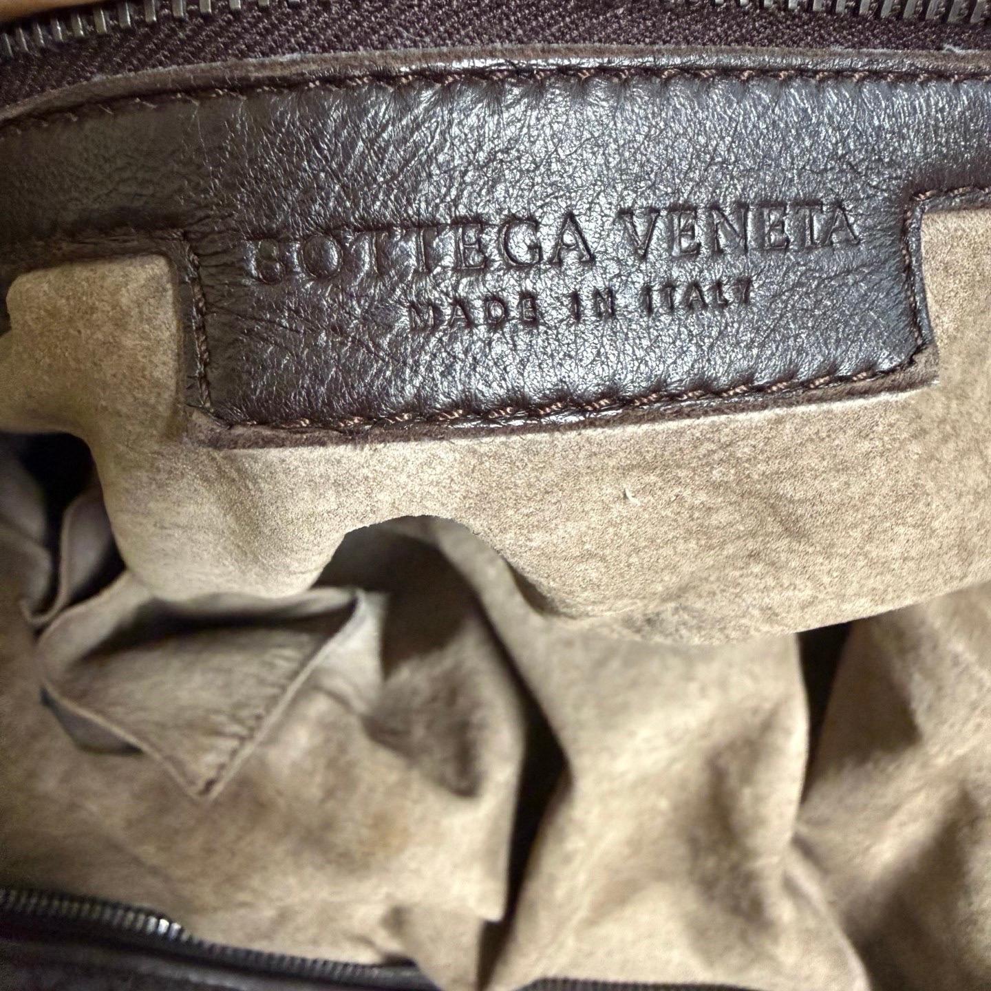 Bottega Veneta Maxi Convertible Tote in pelle marrone cioccolato scuro 50cm in vendita 14