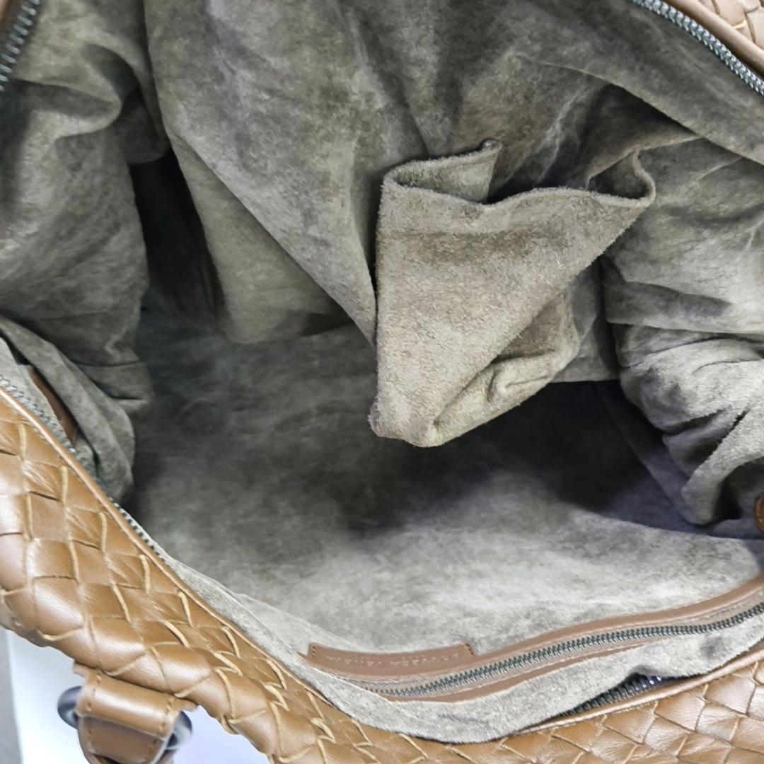 Bottega Veneta Maxi Convertible Tote Dark Chocolate Brown Leather 50cm
These are professional photos of the actual bag offered by Luxbags.
This Bottega Veneta Convertible Tote Bag is an exceptional piece of luxury, crafted from iconic lambskin