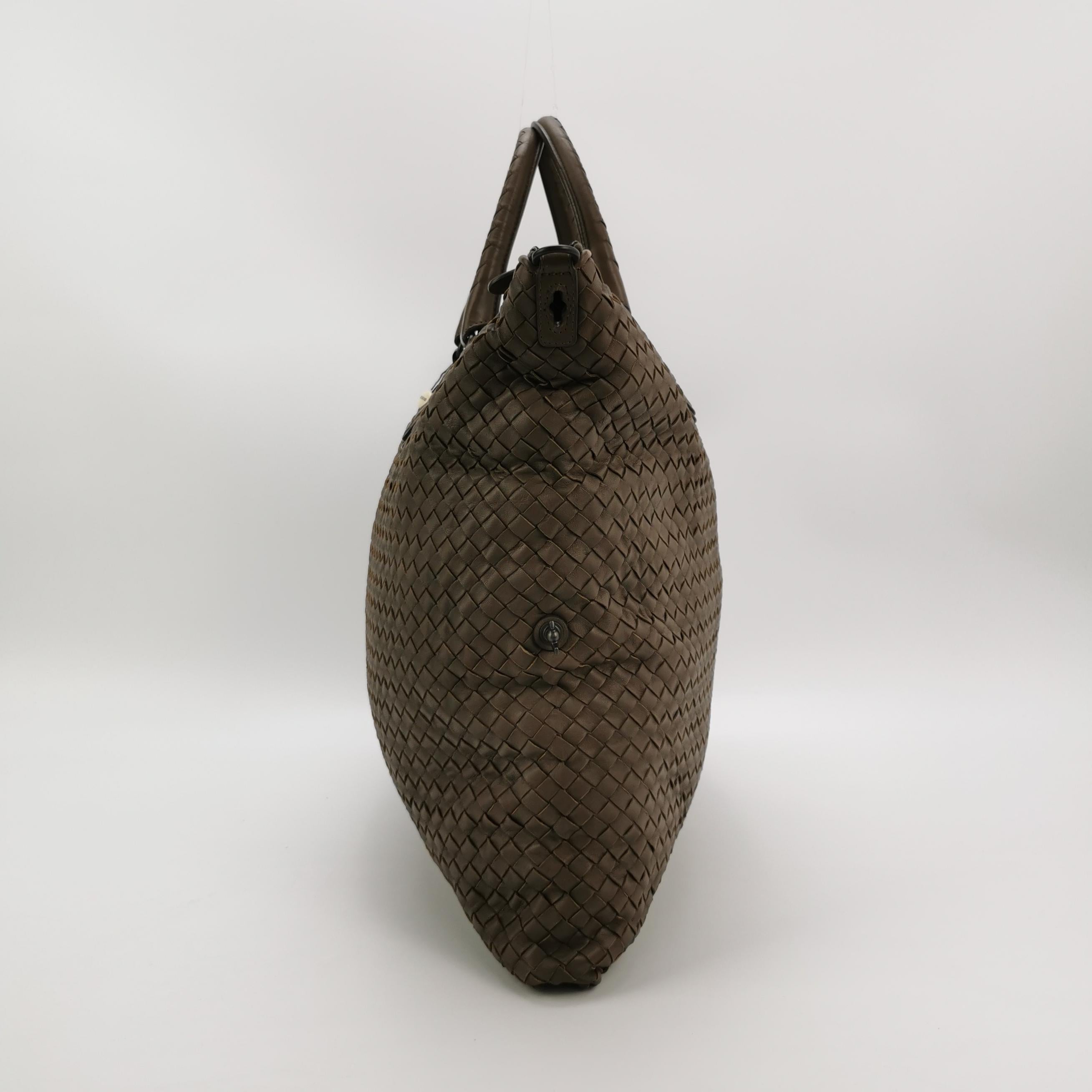 Bottega Veneta Maxi Convertible Tote Dark Chocolate Brown Leather 50cm
Il s'agit de photos professionnelles du sac offert par Luxbags.
Ce fourre-tout convertible Bottega Veneta est une pièce de luxe exceptionnelle, réalisée en cuir d'agneau