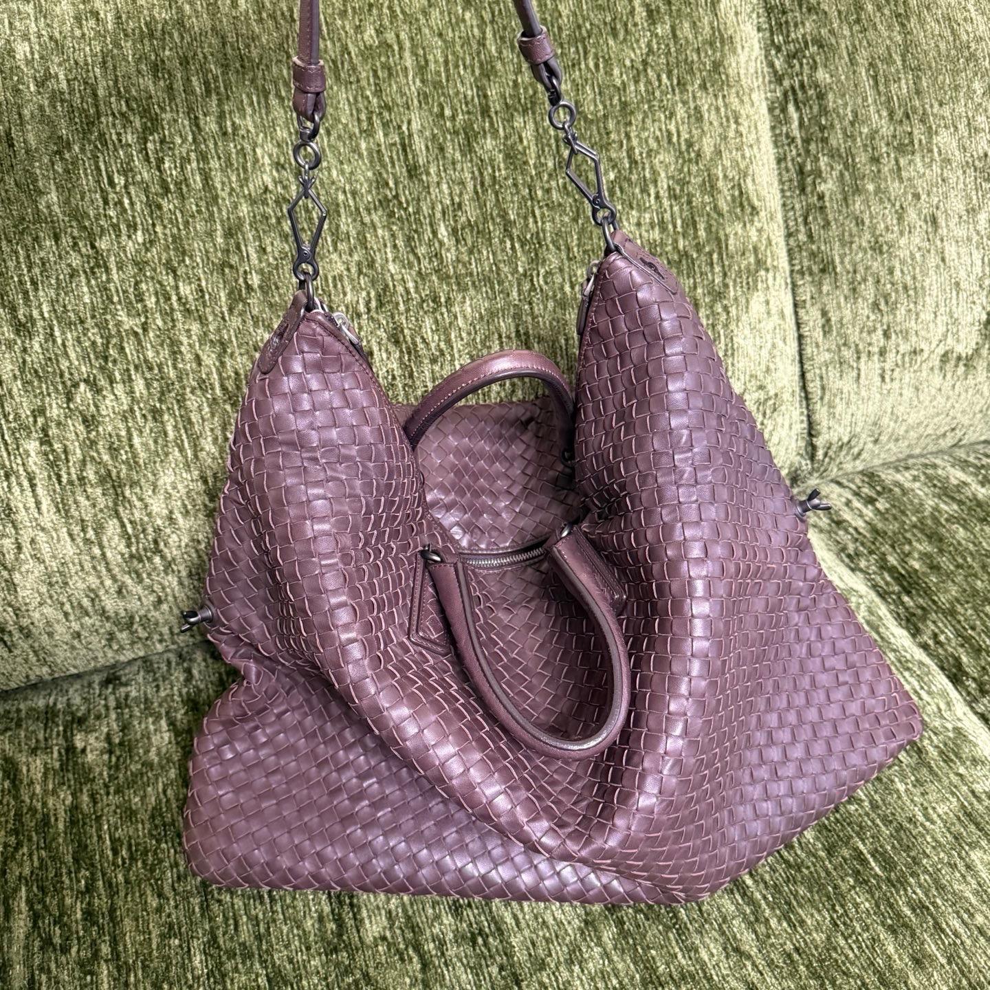 Bottega Veneta Maxi Convertible Tote in pelle marrone cioccolato scuro 50cm
Queste sono foto professionali della borsa offerta da Luxbags.
Questa borsa Bottega Veneta è un pezzo di lusso eccezionale, realizzato con l'iconica pelle d'agnello con