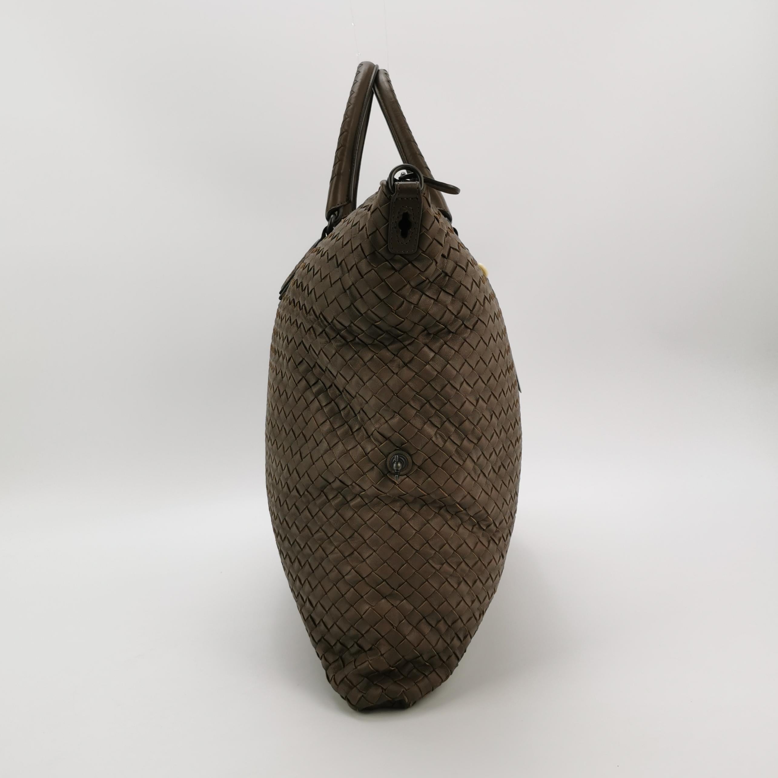 Bottega Veneta Maxi Convertible Tote Dark Chocolate Brown Leather 50cm Excellent état - En vente à AUBERVILLIERS, FR