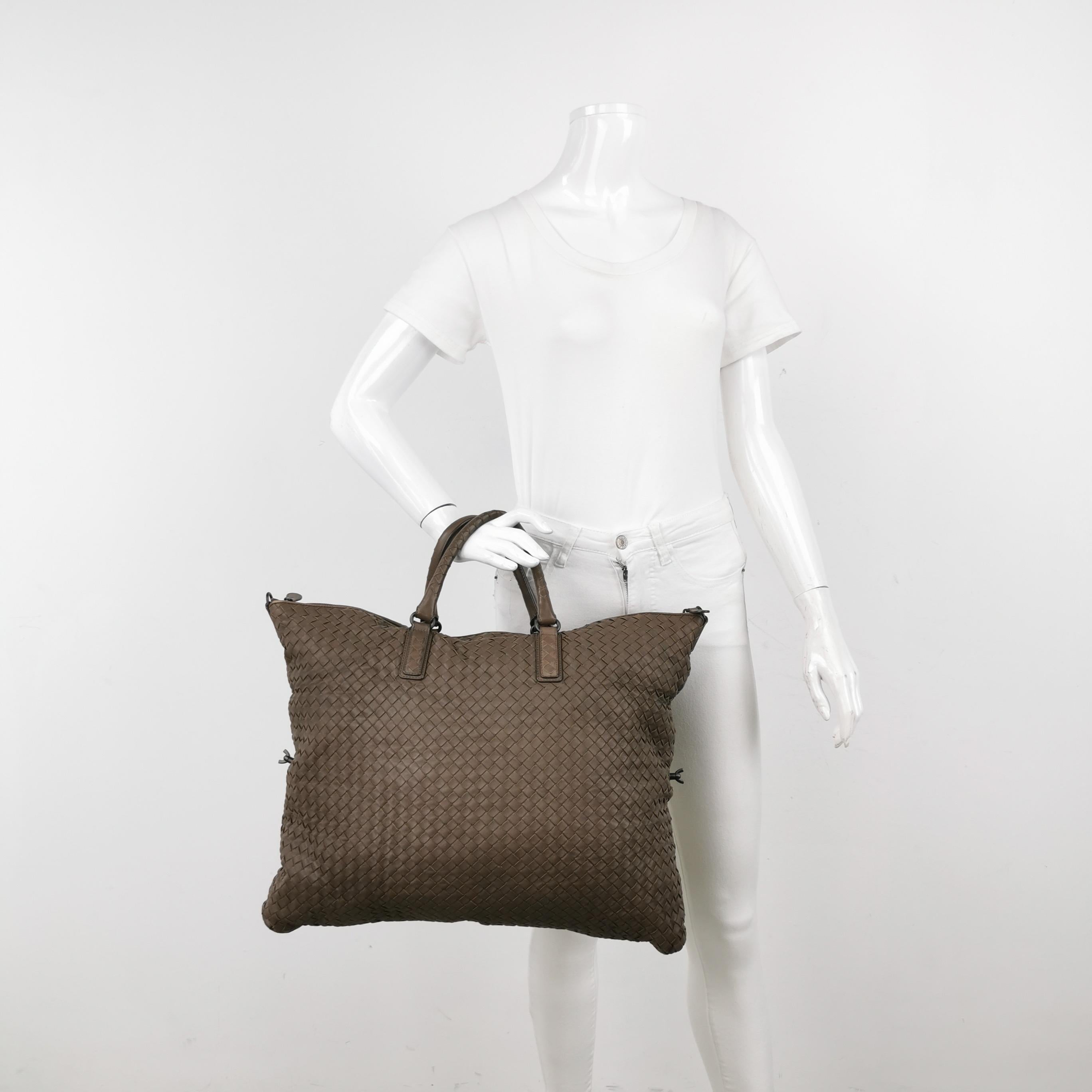 Bottega Veneta Maxi Convertible Tote Dark Chocolate Brown Leather 50cm Pour femmes en vente