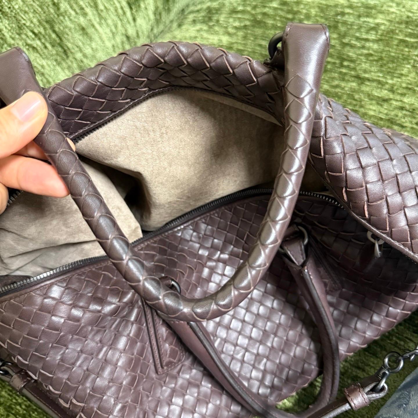 Bottega Veneta Maxi Convertible Tote in pelle marrone cioccolato scuro 50cm In condizioni ottime in vendita a AUBERVILLIERS, FR