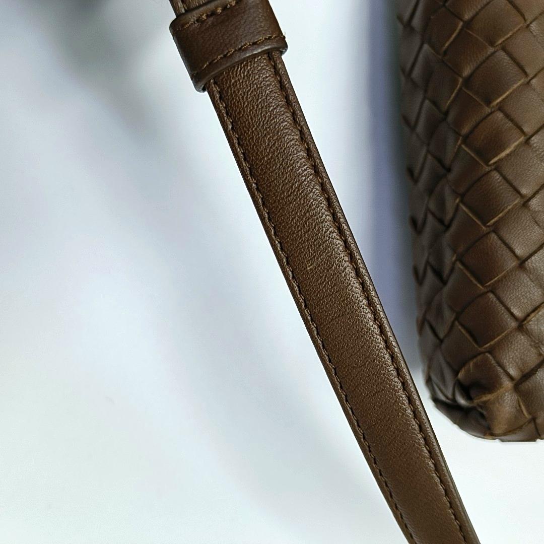 Bottega Veneta Maxi Convertible Tote Dark Chocolate Brown Leather 50cm Pour femmes en vente