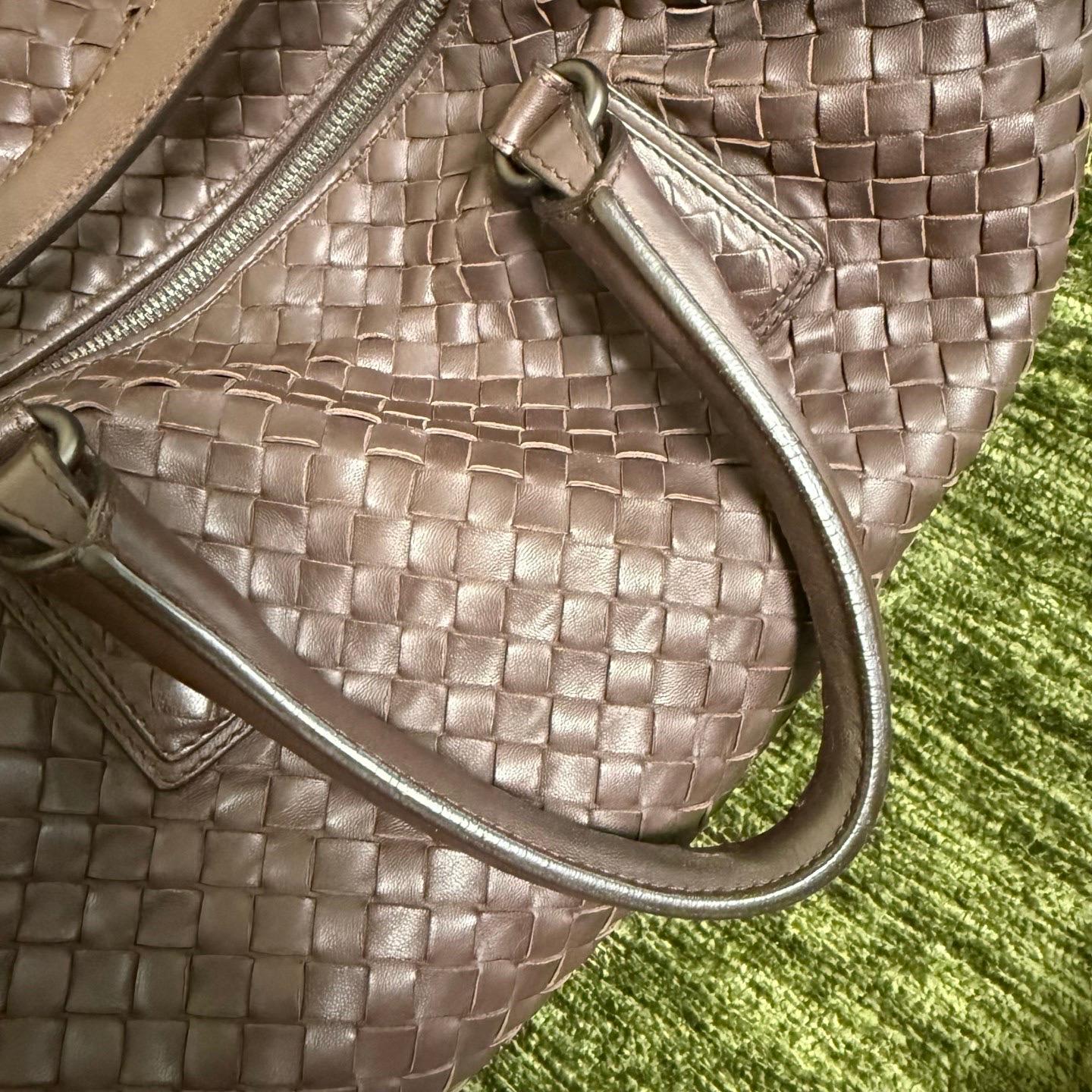 Donna Bottega Veneta Maxi Convertible Tote in pelle marrone cioccolato scuro 50cm in vendita