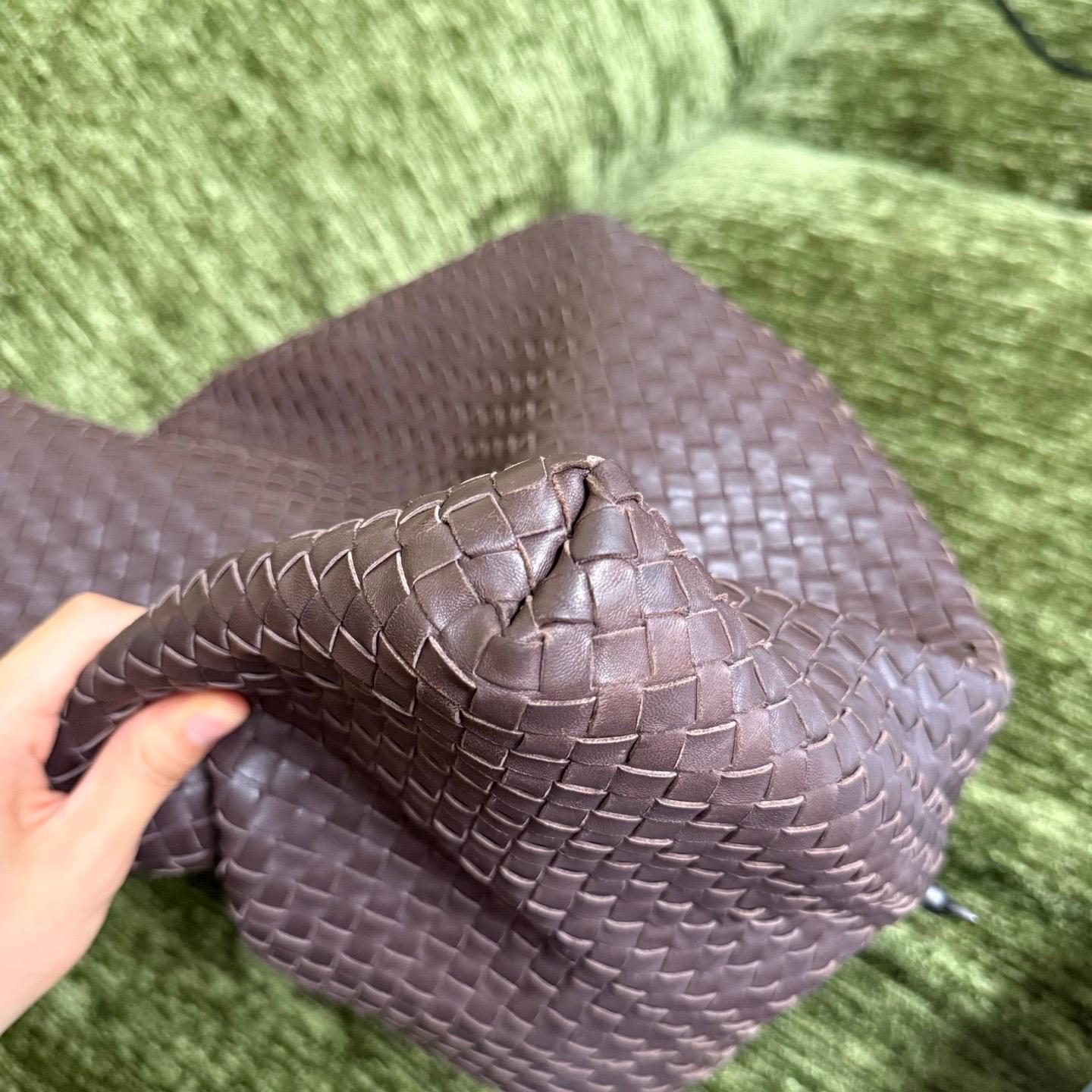 Bottega Veneta Maxi Convertible Tote in pelle marrone cioccolato scuro 50cm in vendita 1