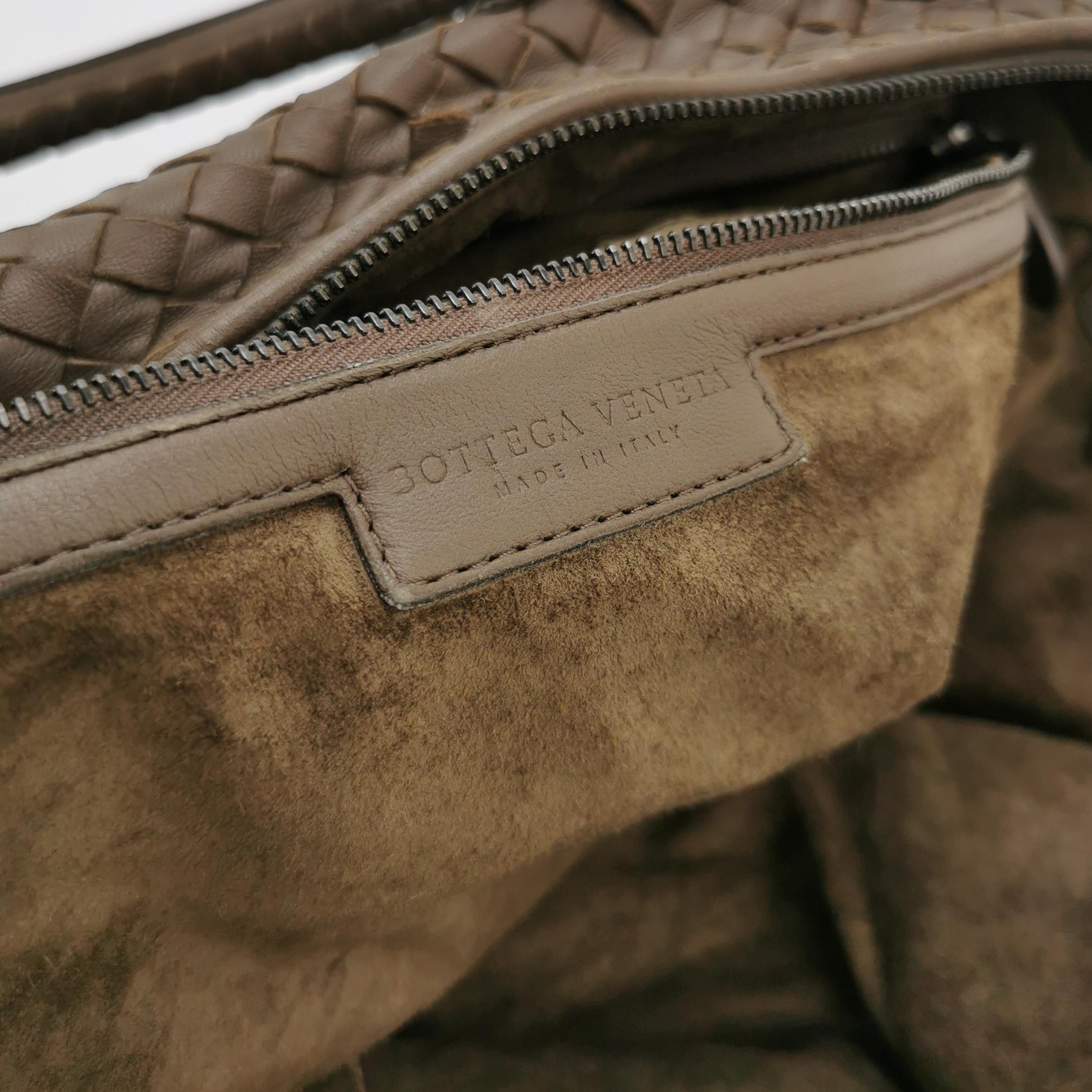 Bottega Veneta Maxi Convertible Tote Dark Chocolate Brown Leather 50cm en vente 4