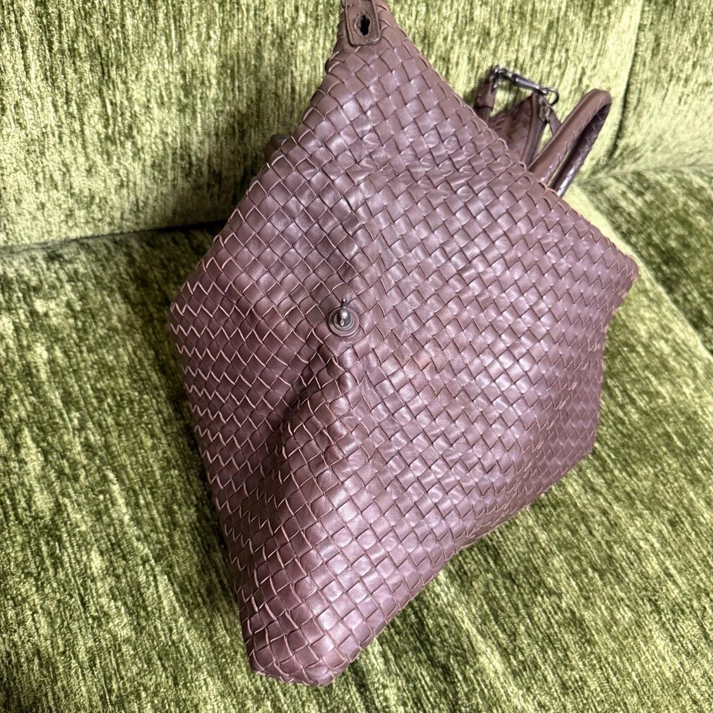 Bottega Veneta Maxi Convertible Tote in pelle marrone cioccolato scuro 50cm in vendita 4